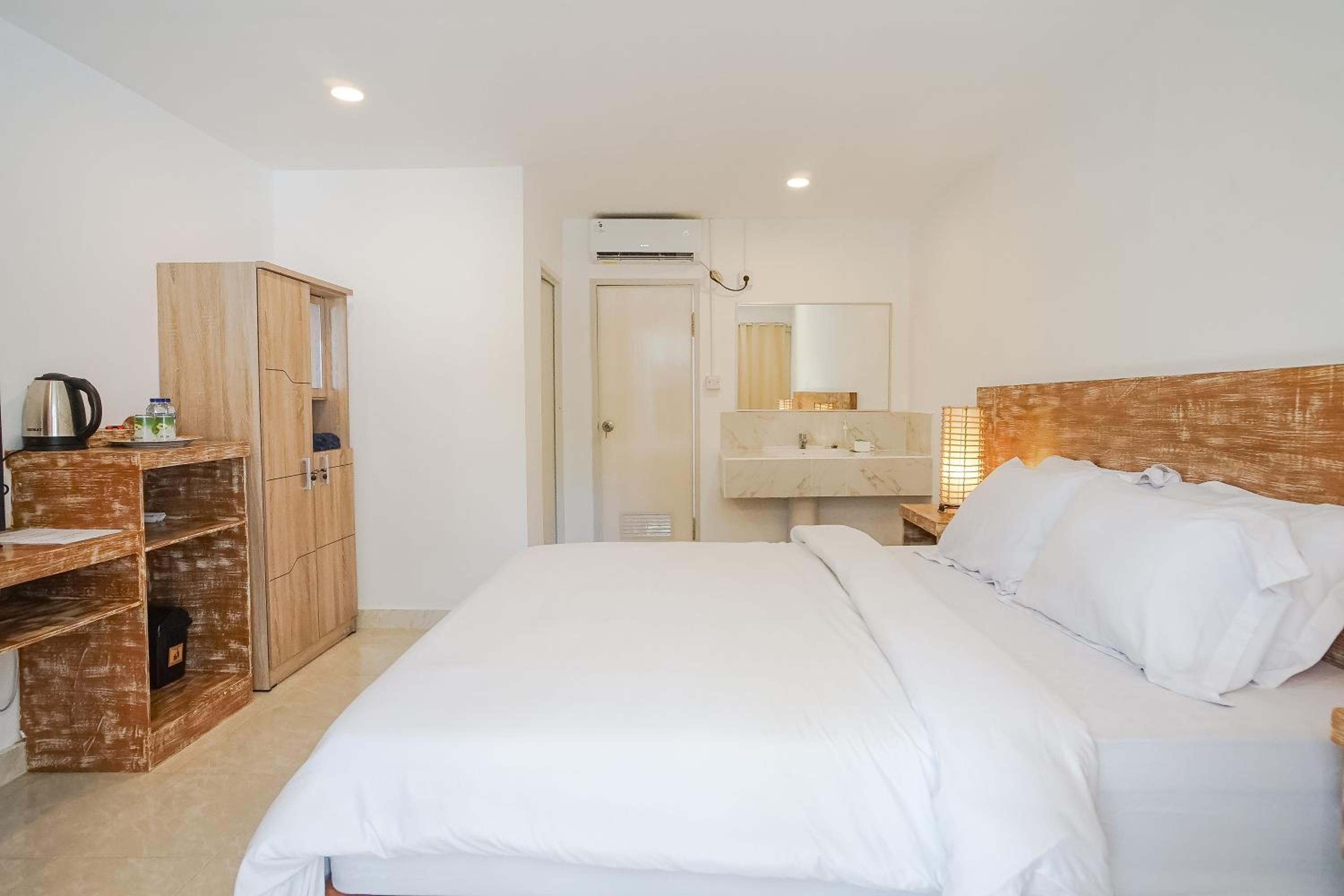 Deluxe Double Room with Shower - Photo 11