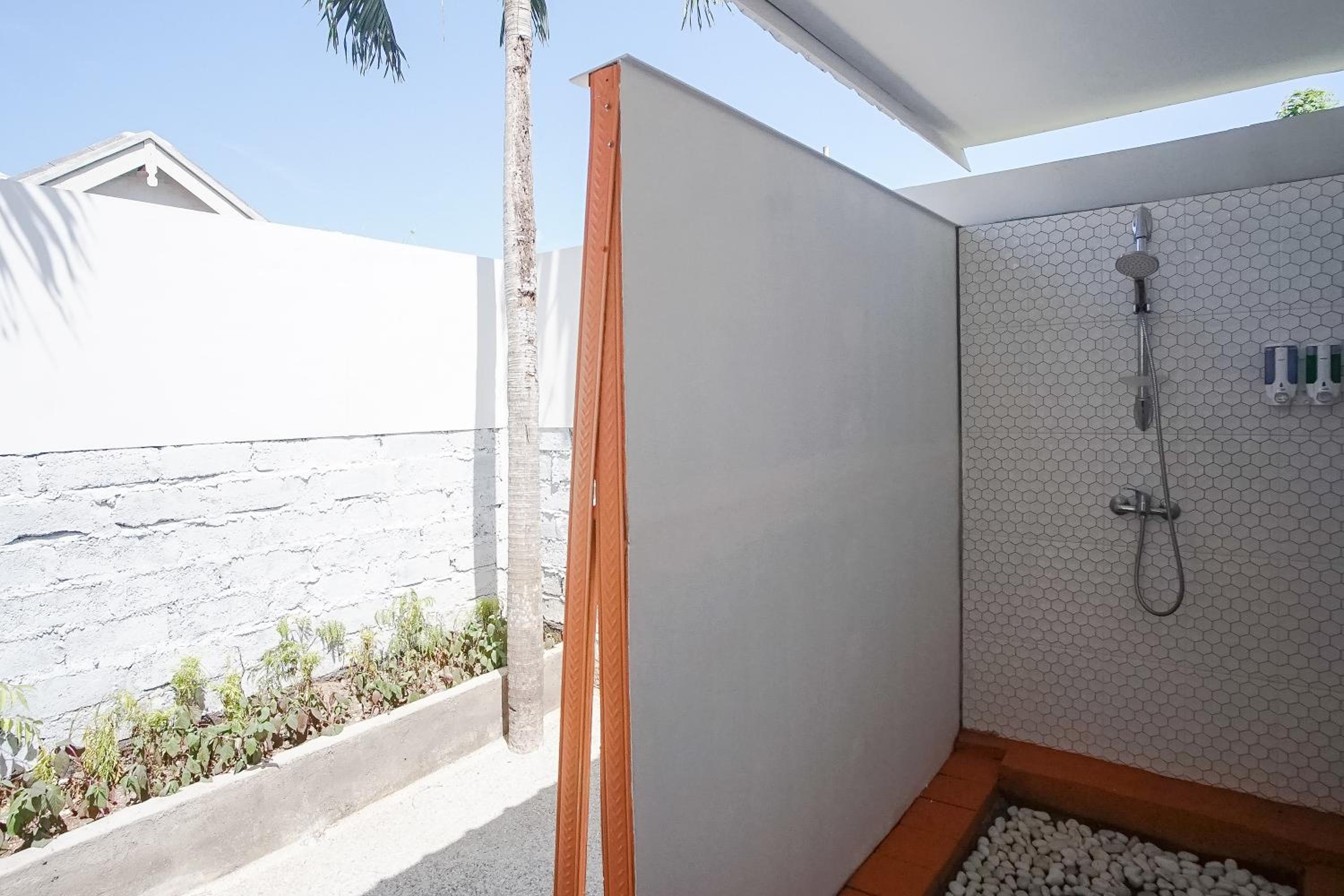 Deluxe Double Room with Shower - Photo 10