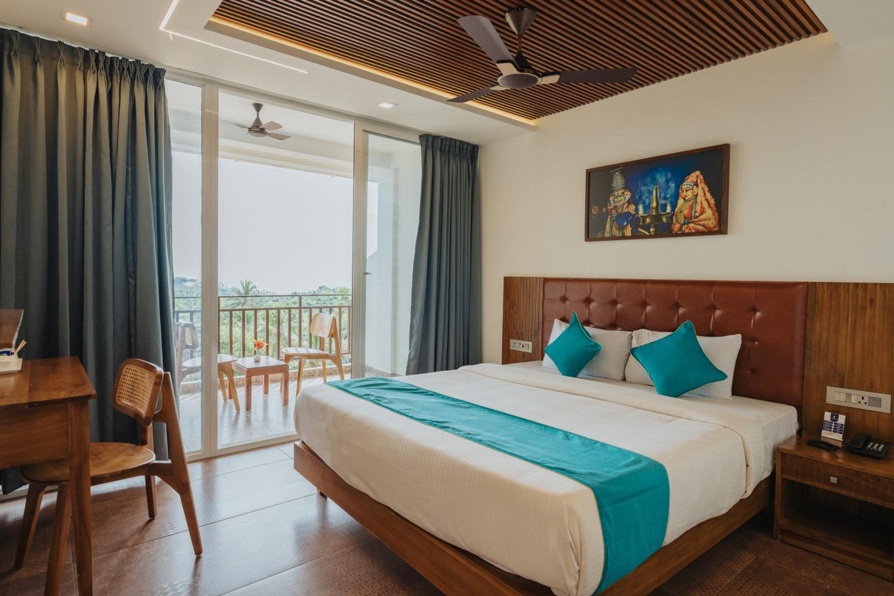 Deluxe King Room - Photo 11