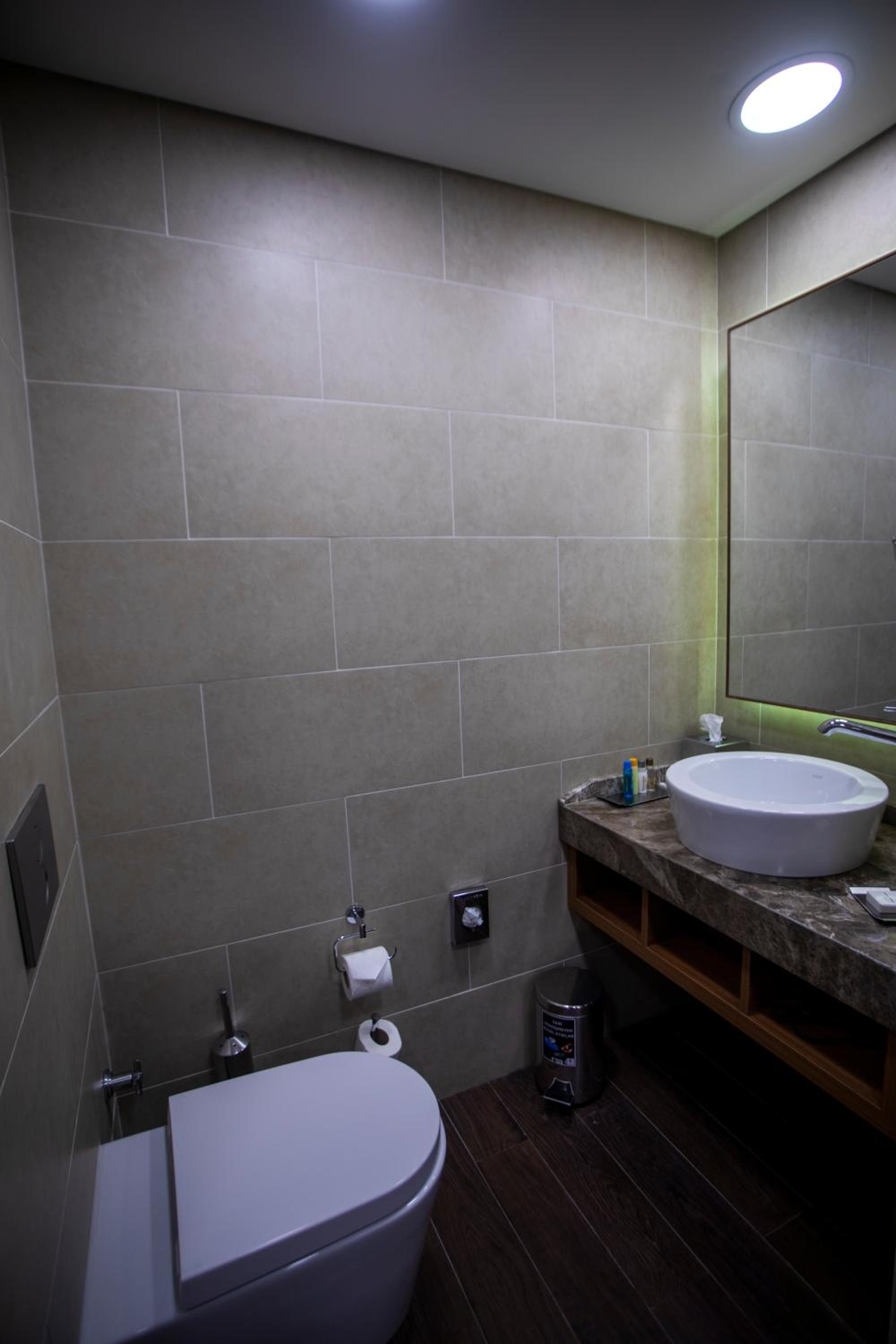 King Guest Room thumbnail 6