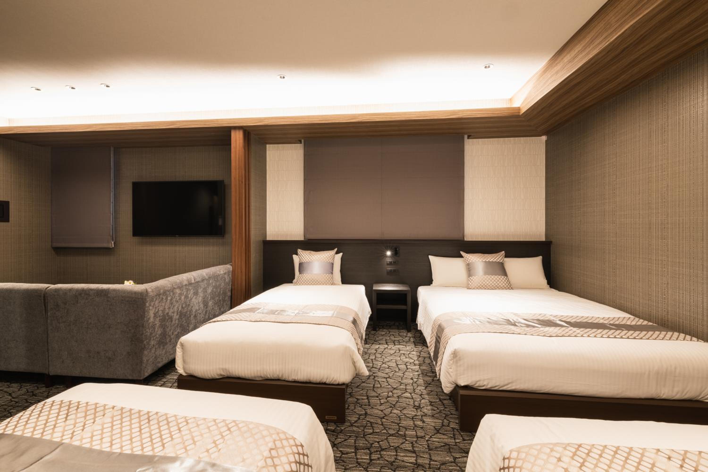 Superior Suite - Photo 9