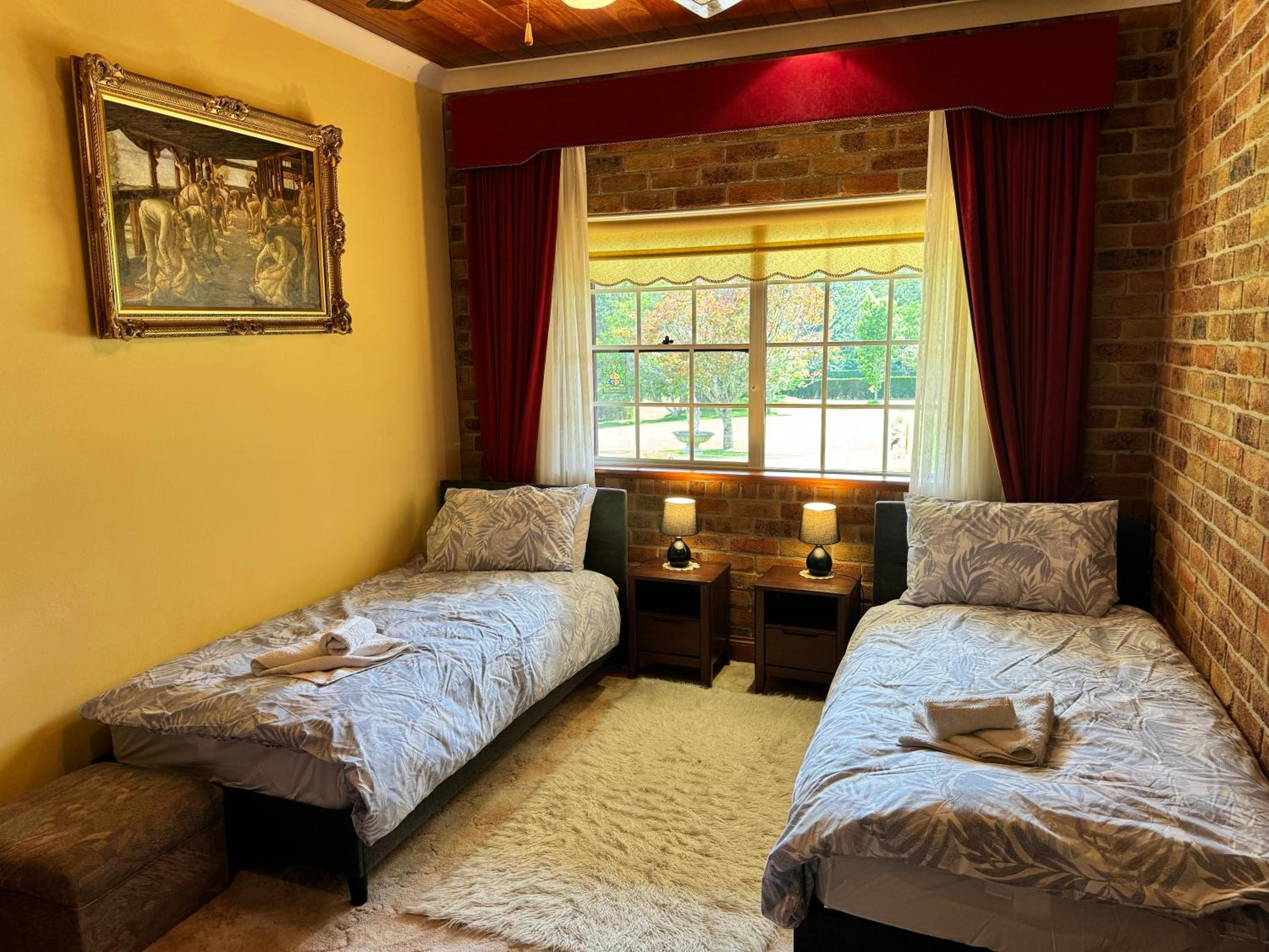 Six-Bedroom House photo 1