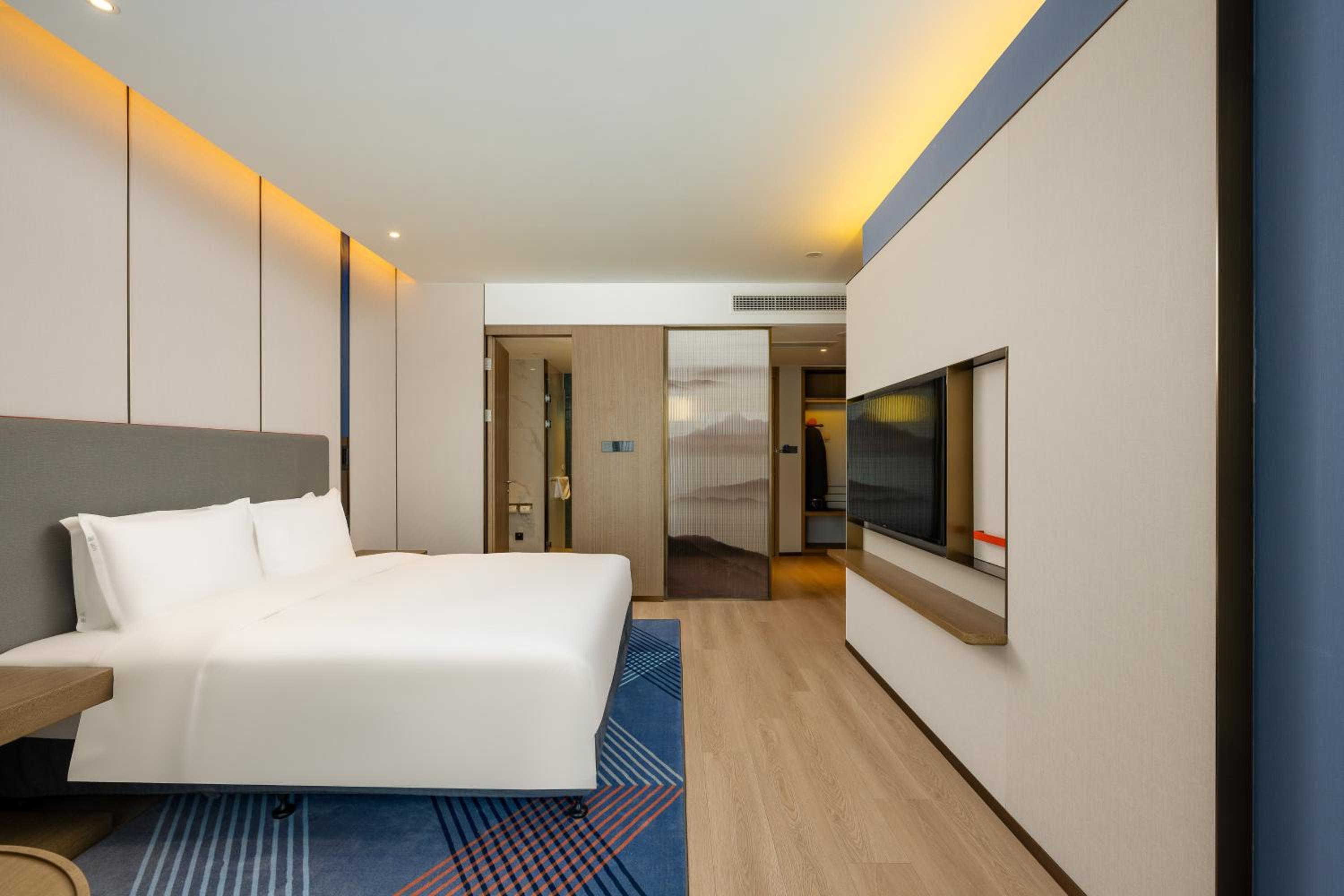 Standard King Room with Extra Floor Space thumbnail 5