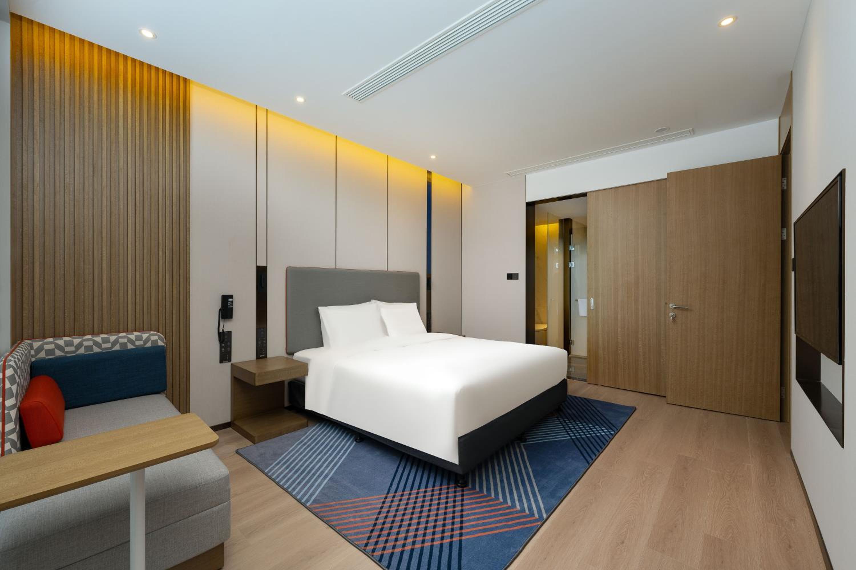 One-Bedroom King Suite with Kid Bed - Kids Theme