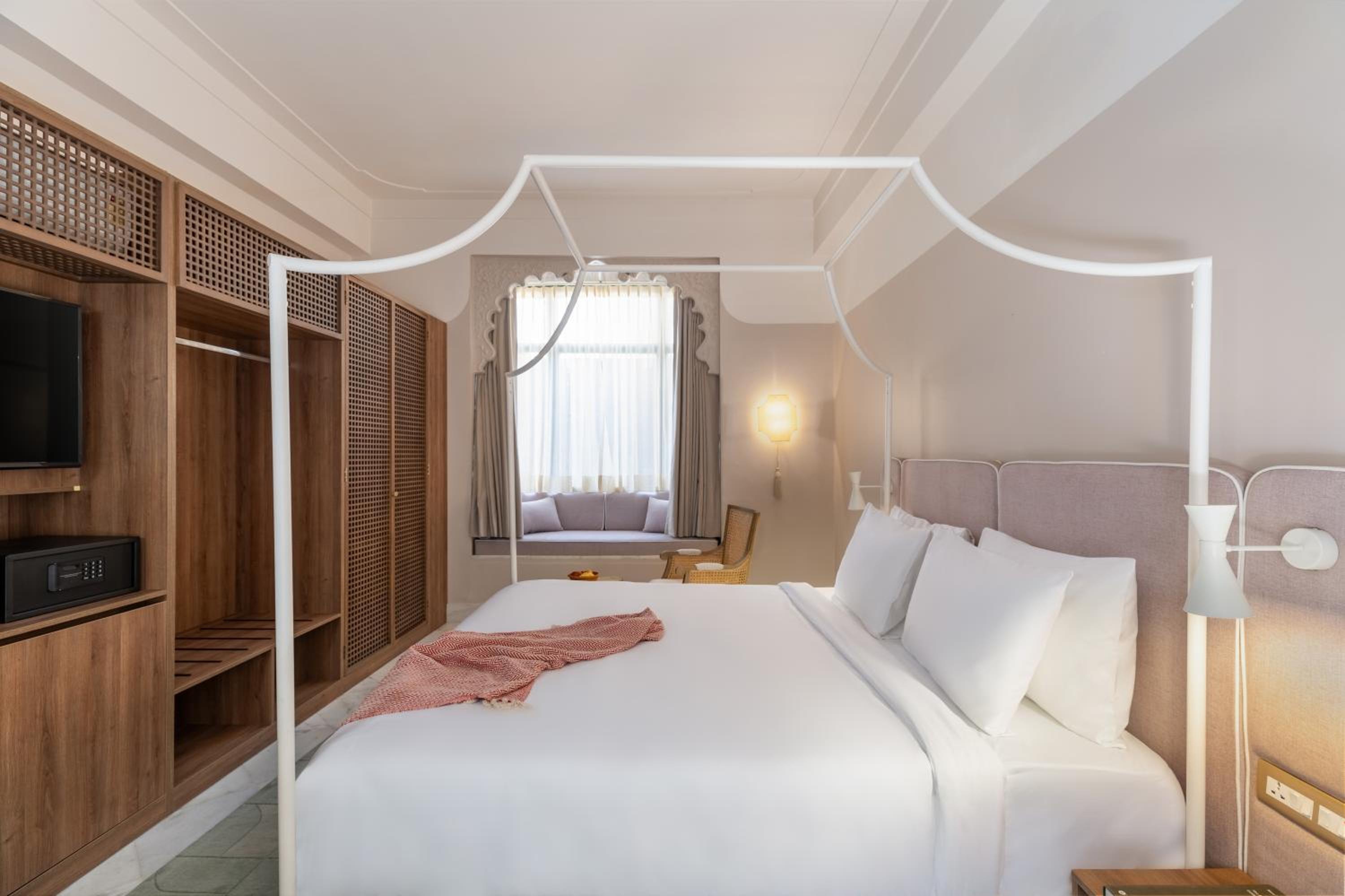 Queen Room: 15% off on Food & Soft Beverage, Early checkin and Late Checkout upto 2hrs (Subject to Availability), 2 pints of Beer (till 30th Sep) - Photo 1