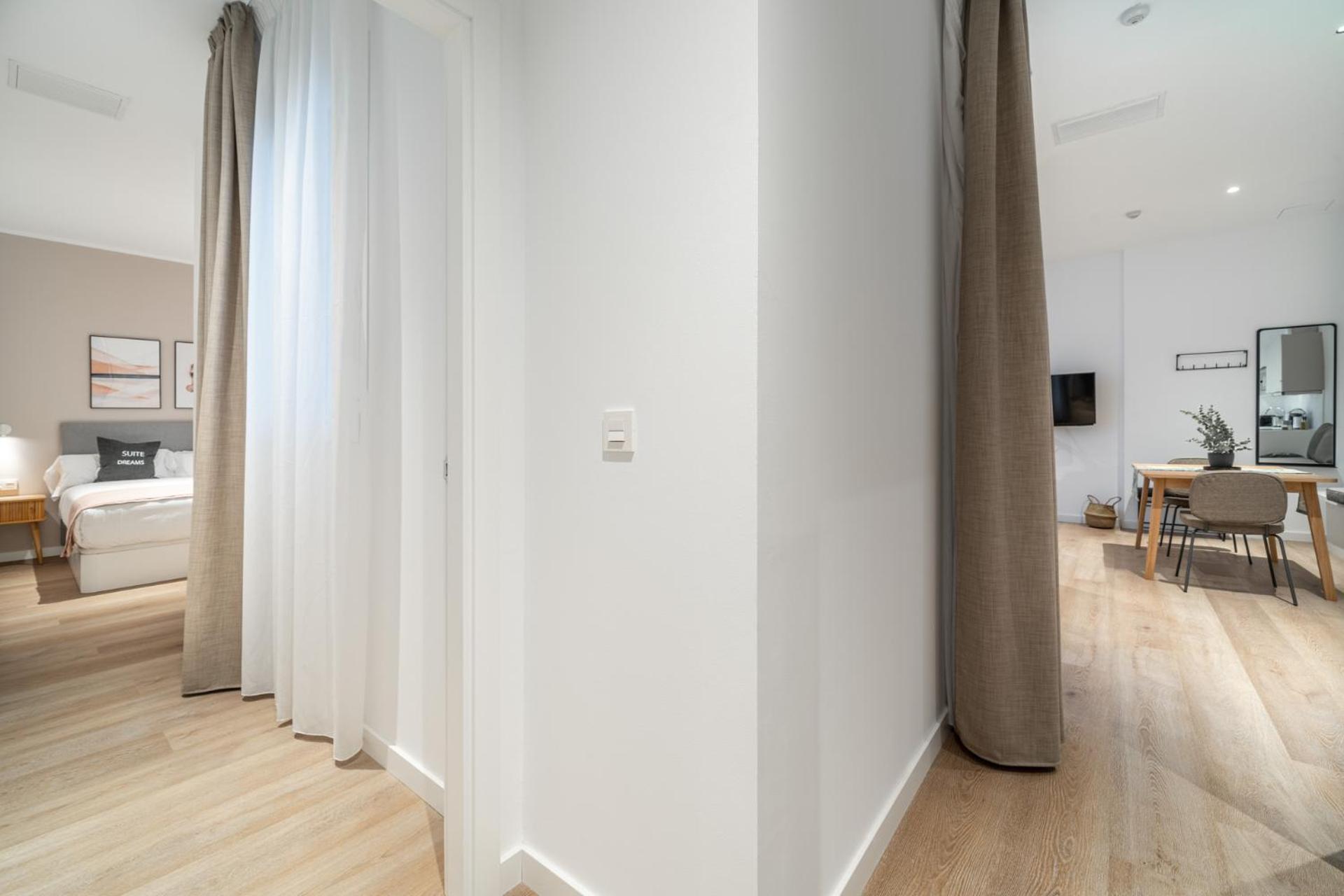 One-bedroom Apartment with patio - Photo 2