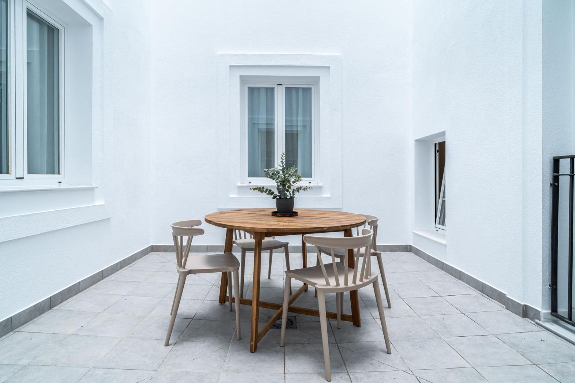 One-bedroom Apartment with patio - Photo 10