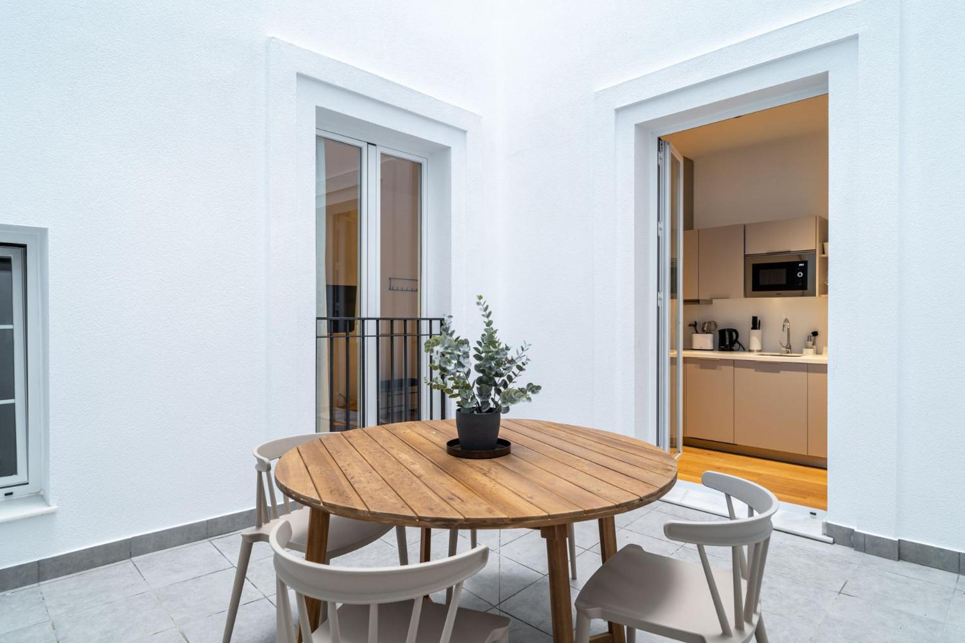 One-bedroom Apartment with patio - Photo 9