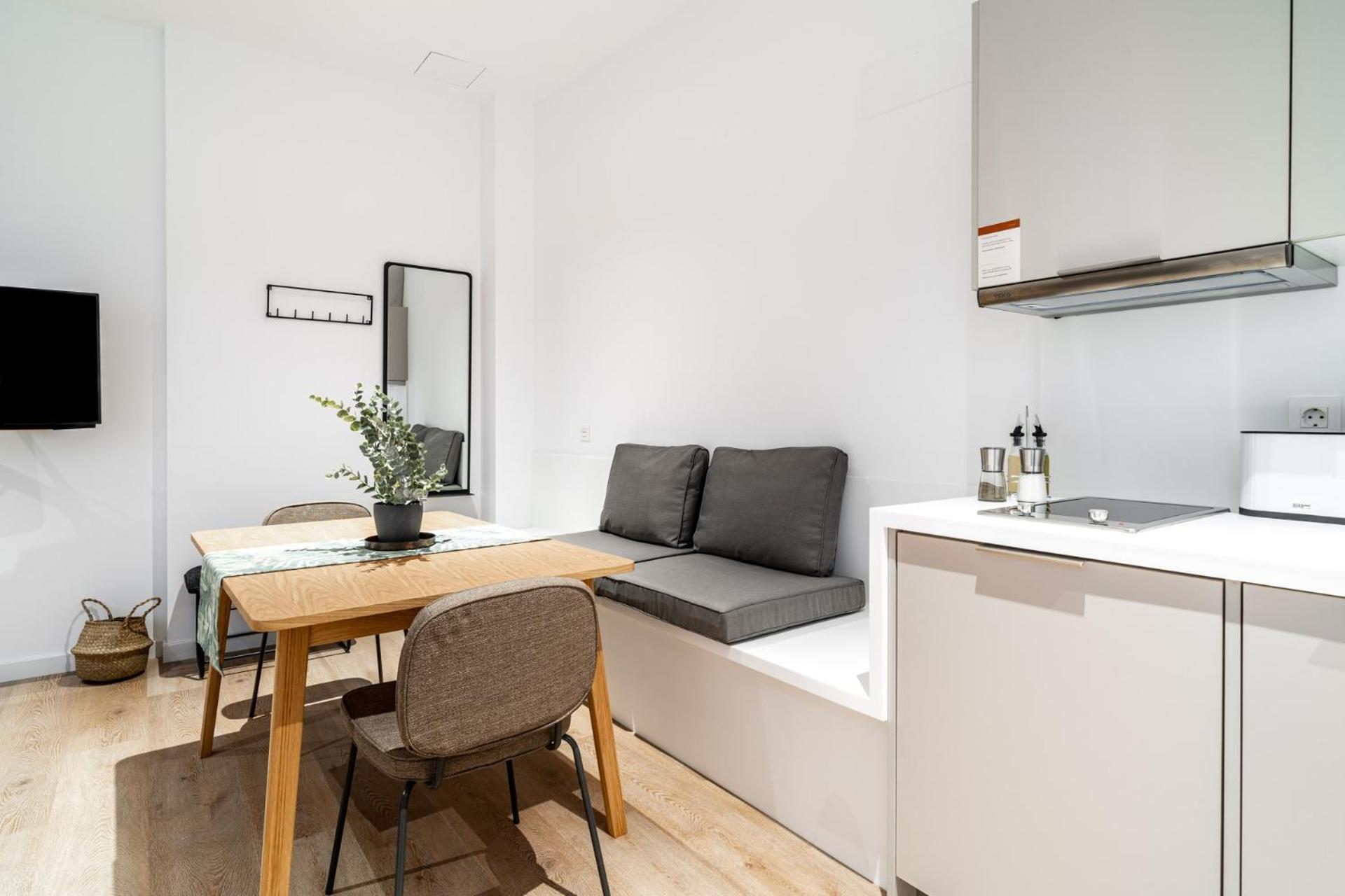 One-bedroom Apartment with patio - Photo 7