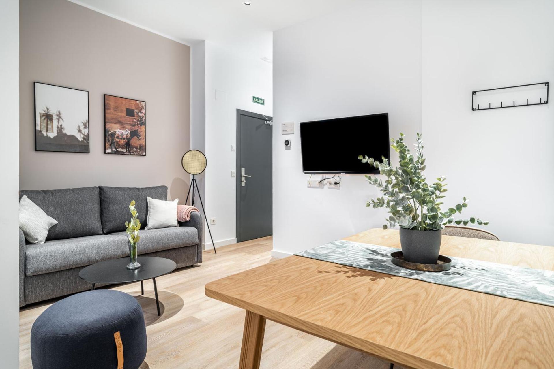 One-bedroom Apartment with patio - Photo 4