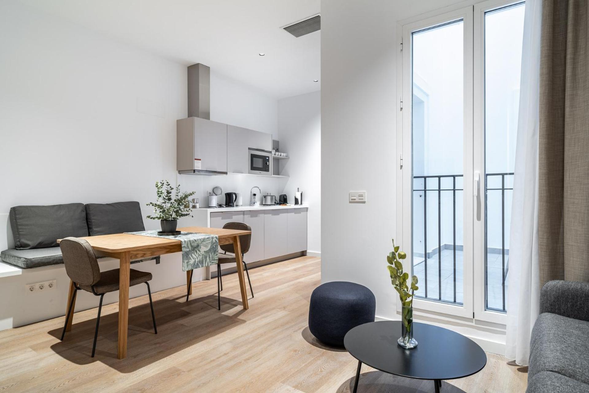 One-bedroom Apartment with patio - Photo 12
