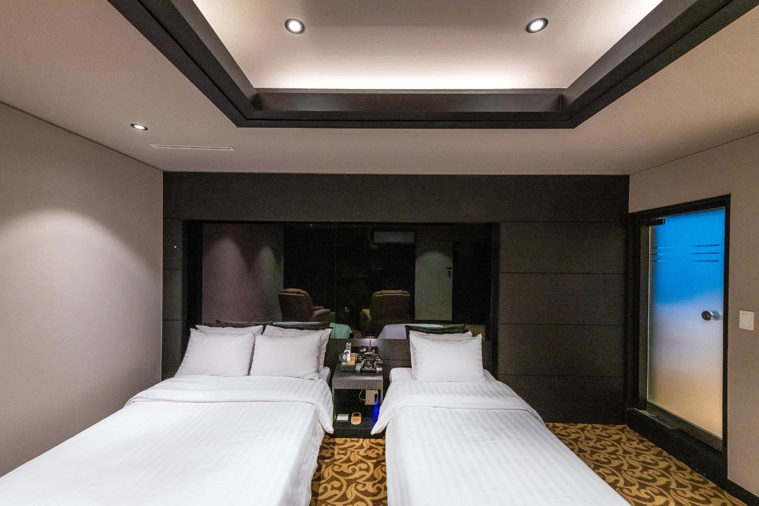 Twin Room - Photo 21