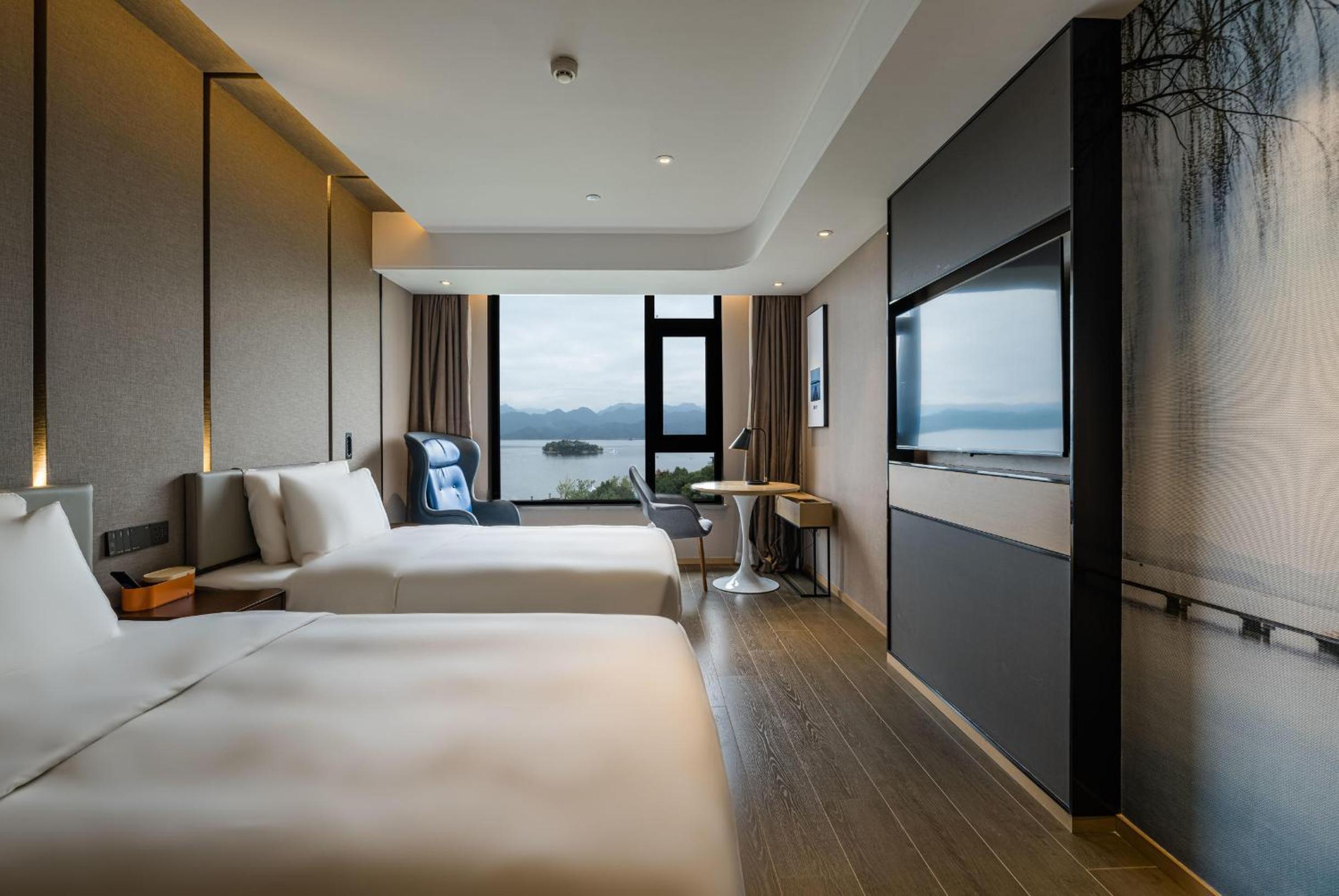 Superior Twin Room with Lake View
