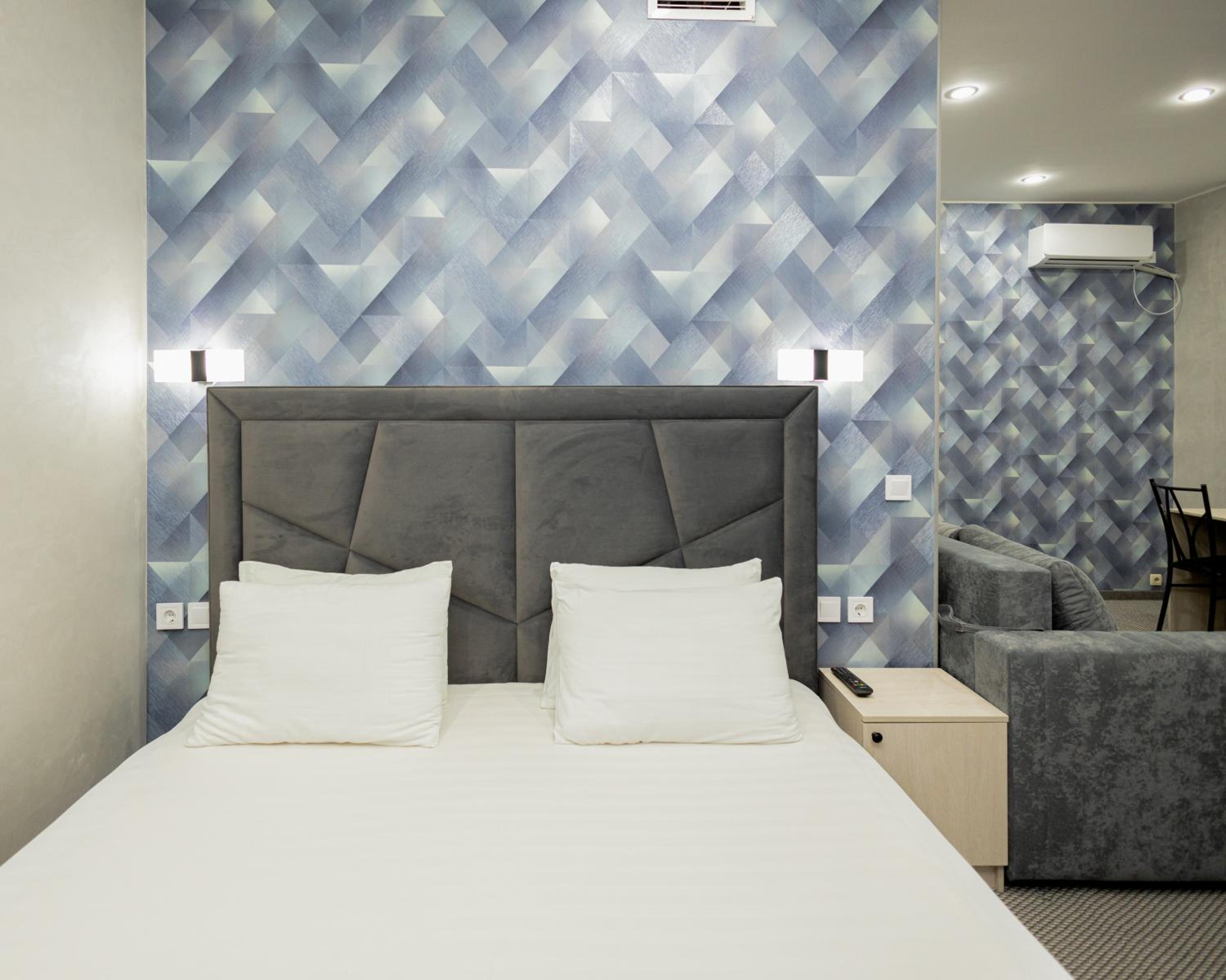 Suite - Photo 1