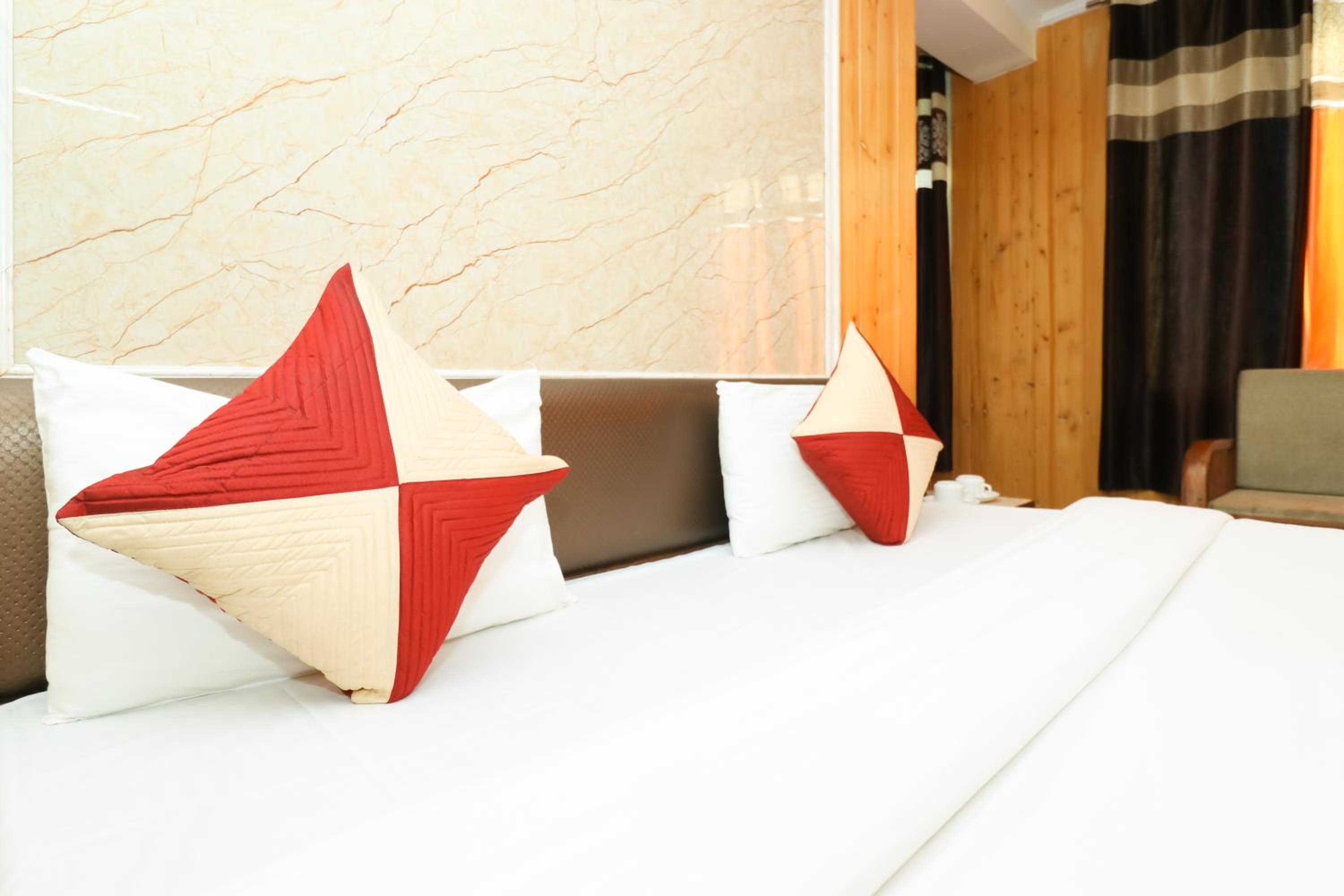 Deluxe Double Room (2 Adults + 1 Child) photo 1