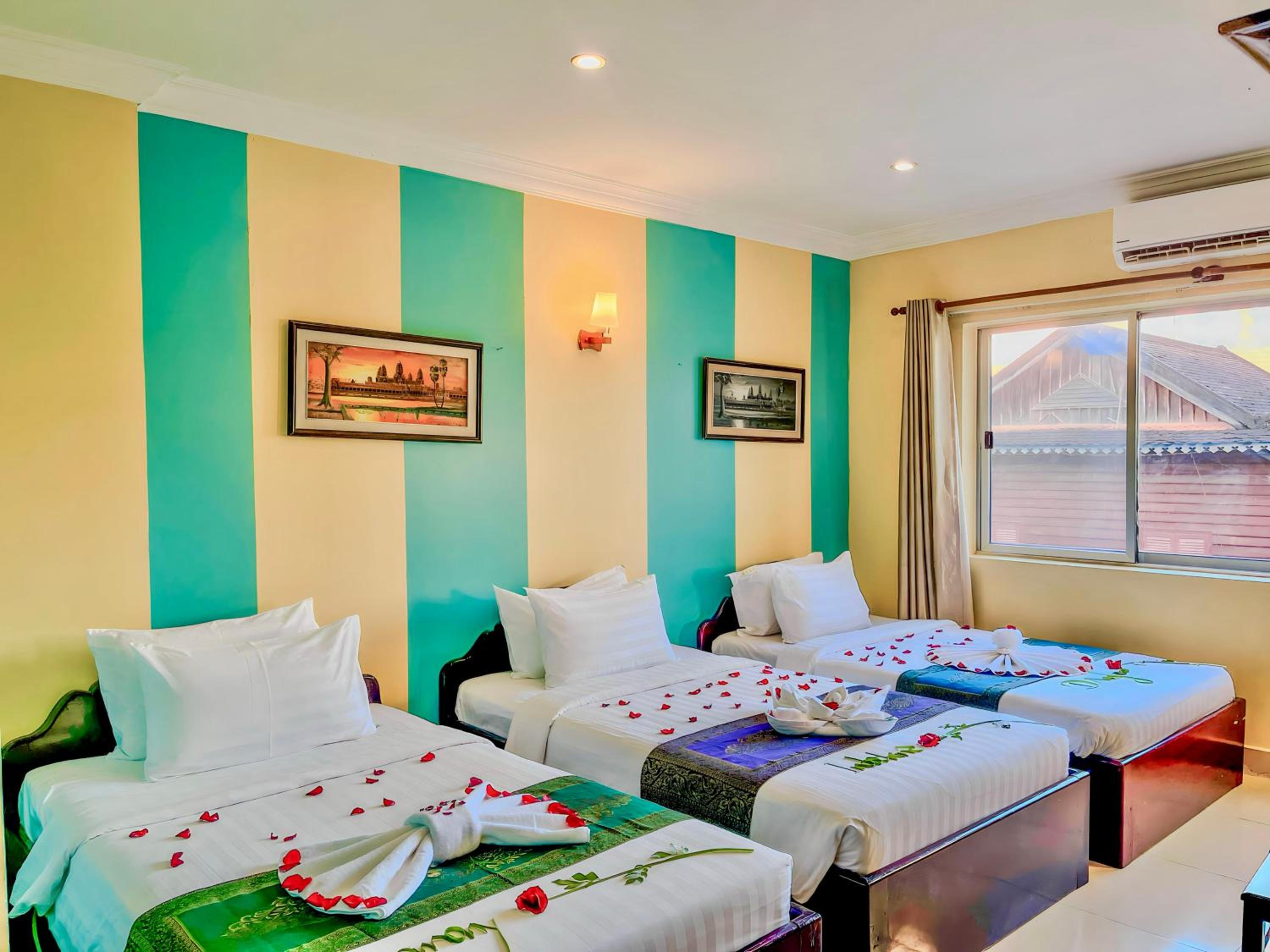 Deluxe Family Room - Free Pick up  - Photo 4