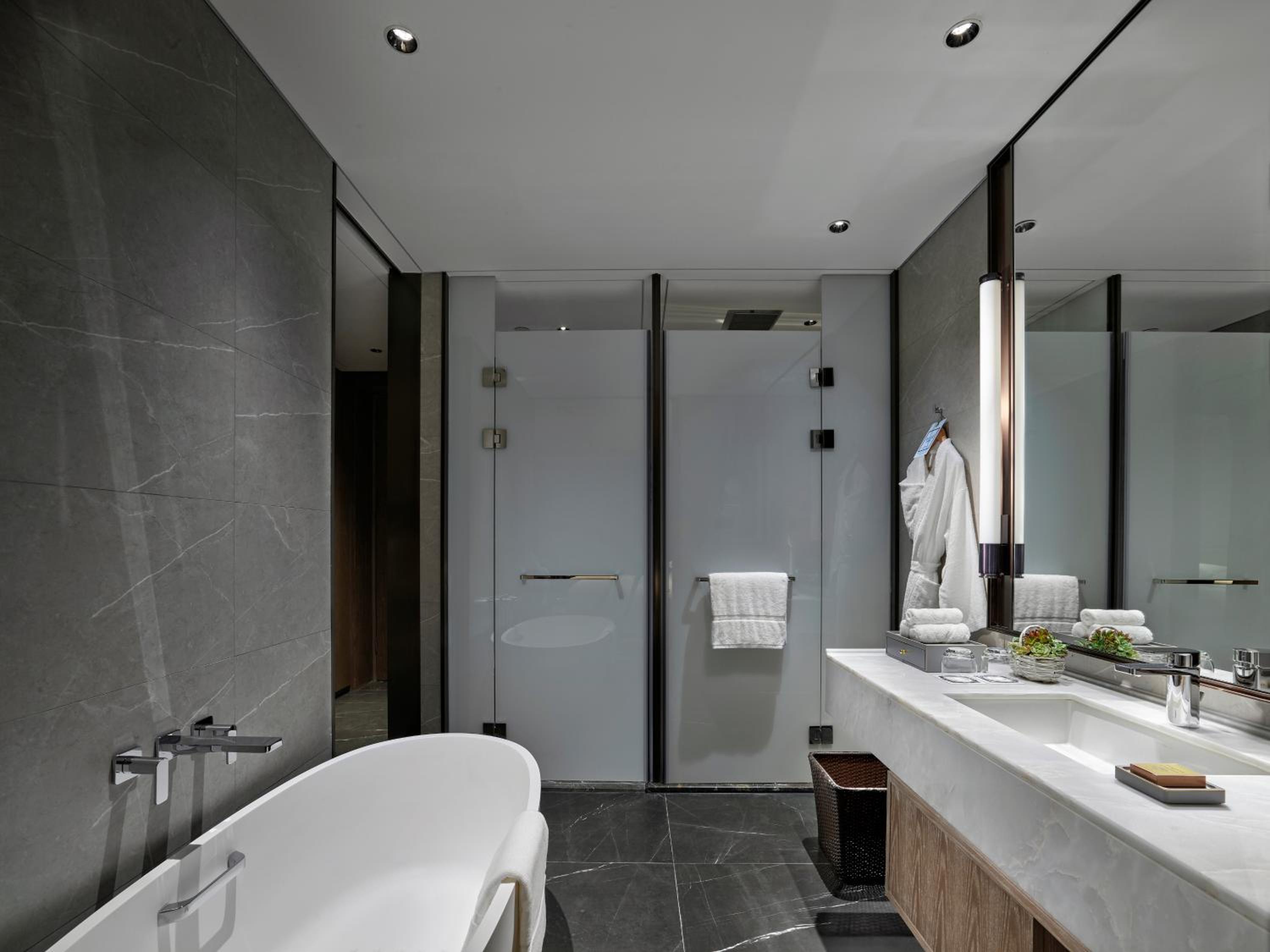 Deluxe King Room - Photo 2