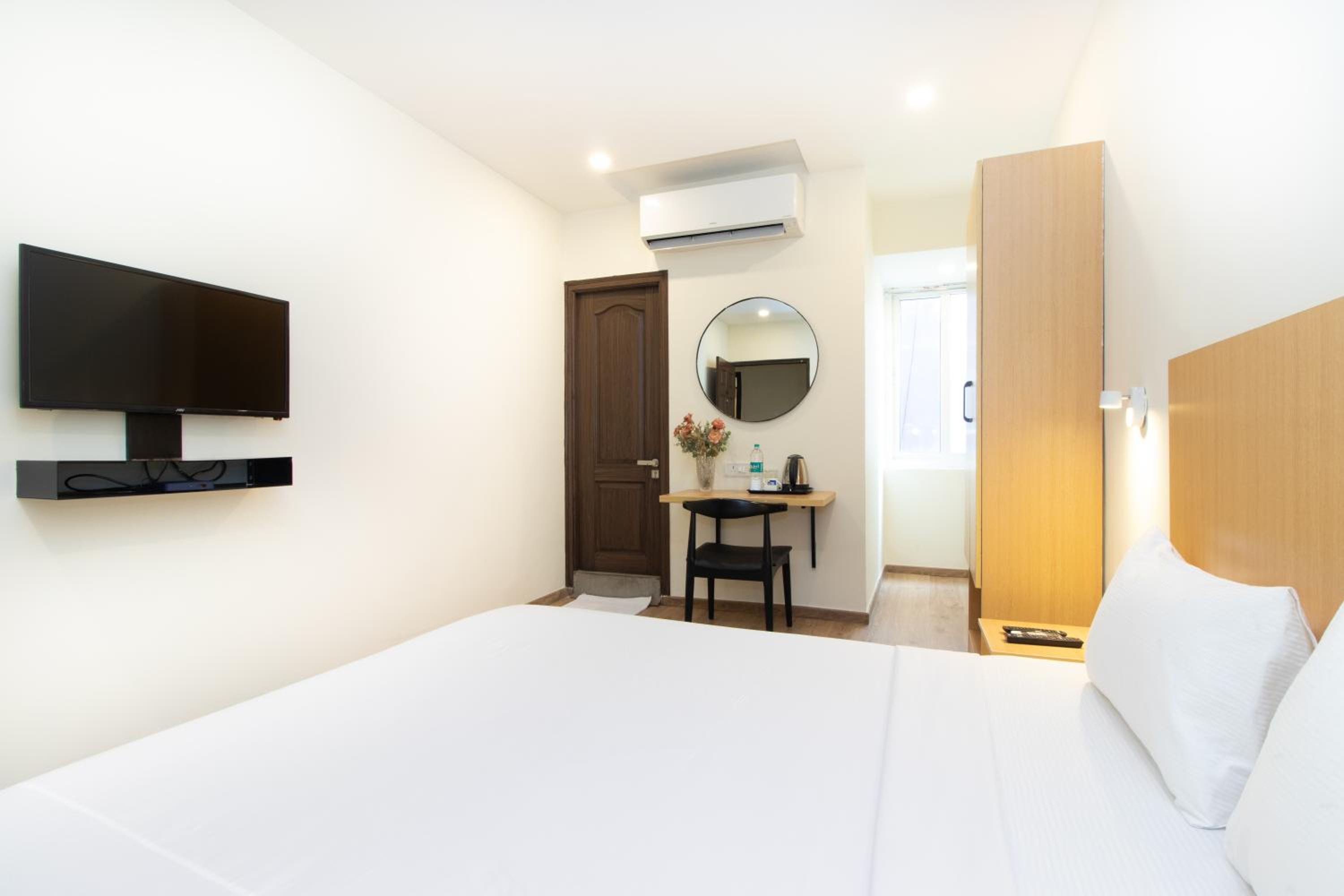 Deluxe Queen Room - Photo 11