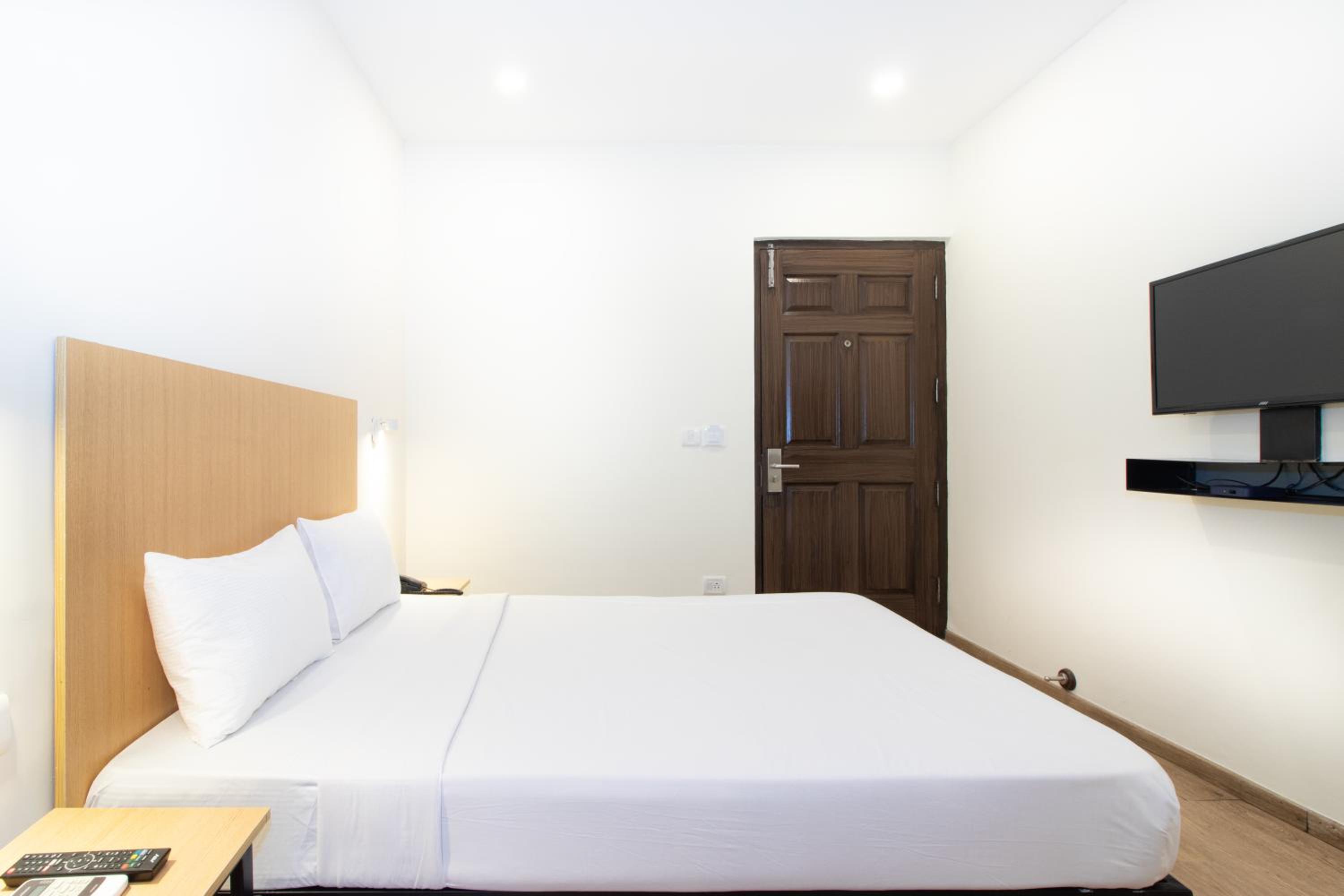 Deluxe Queen Room - Photo 9
