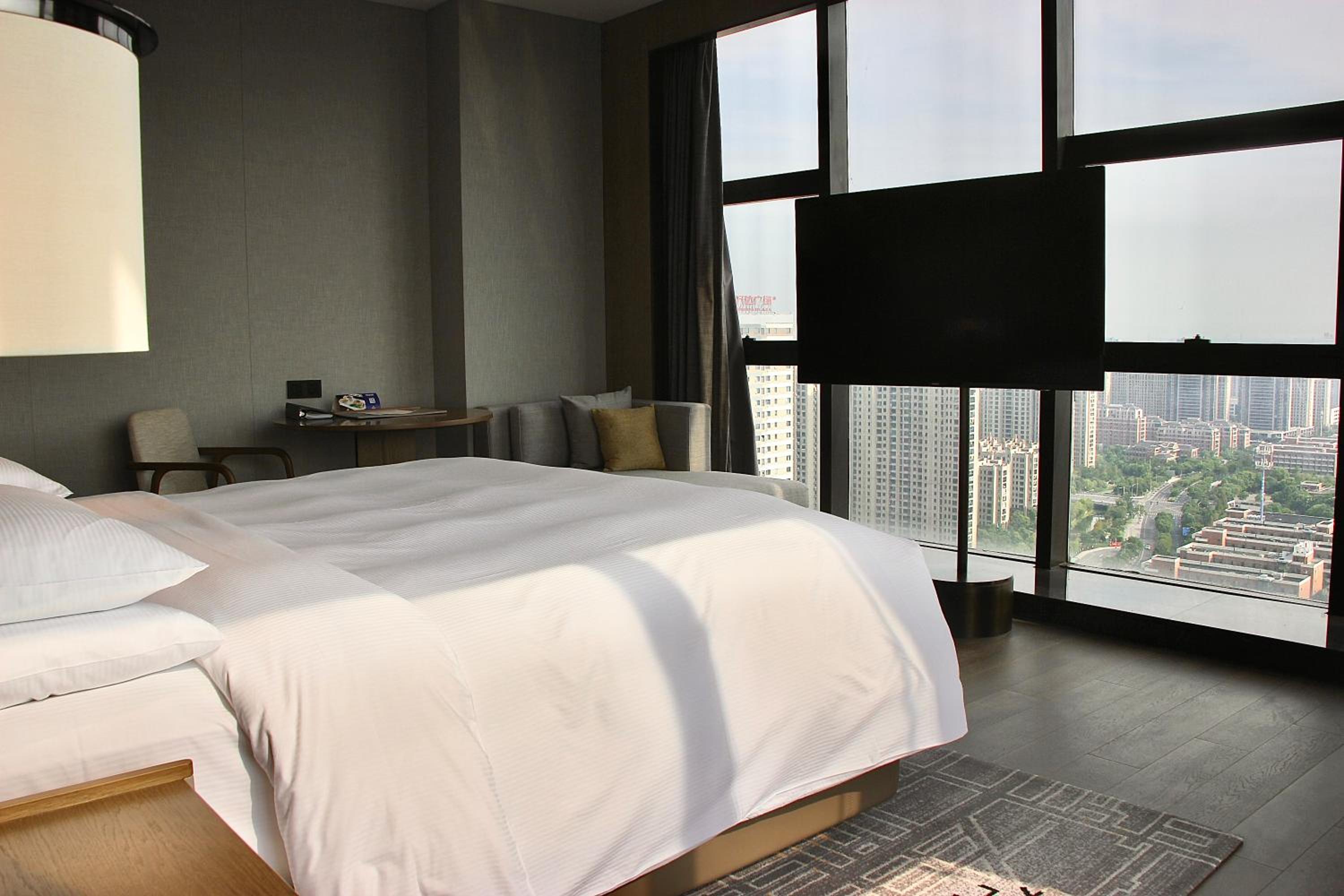 Premium King Room - Photo 4