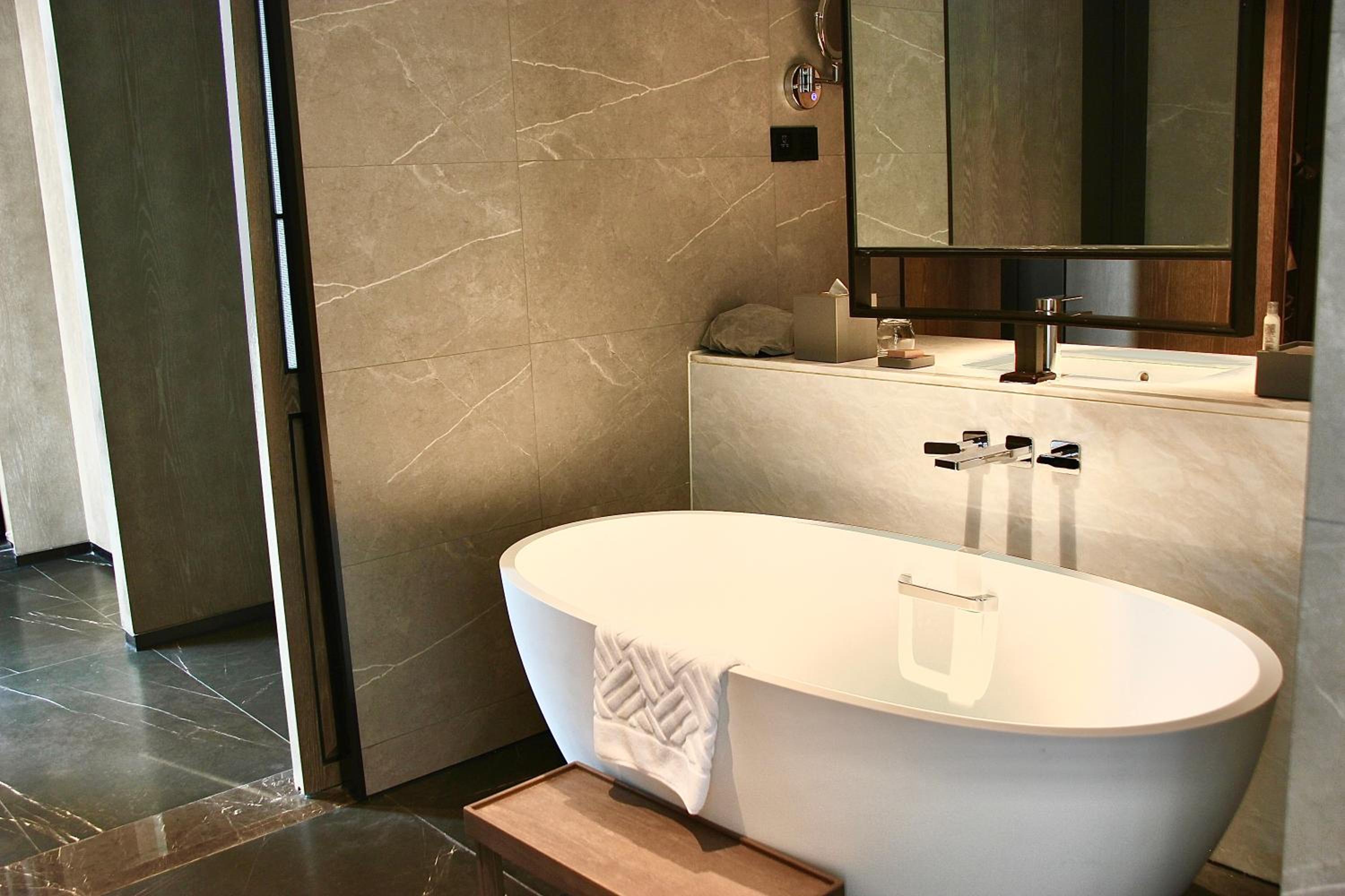 Premium King Room - Photo 3