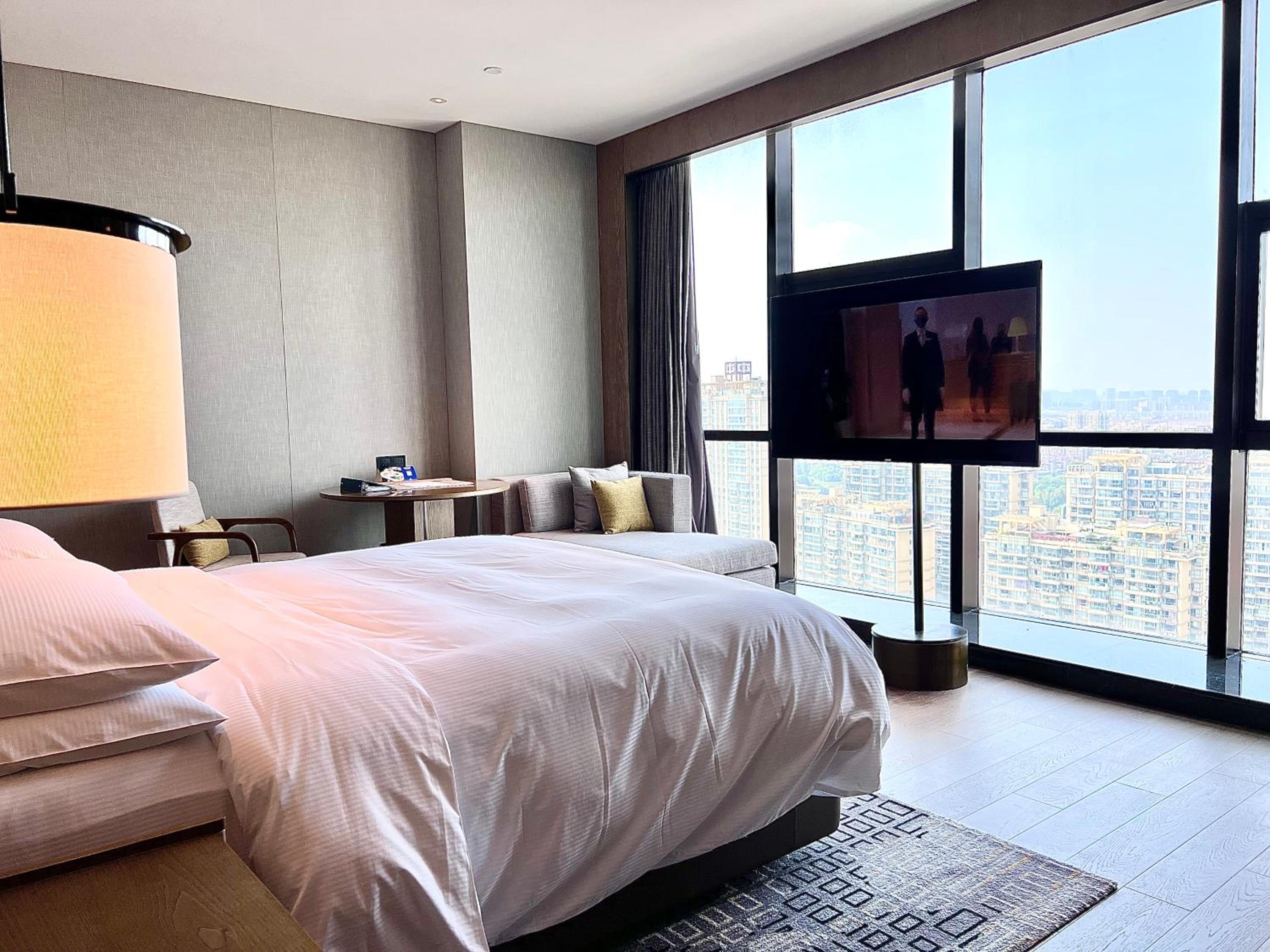 Premium King Room - Photo 5