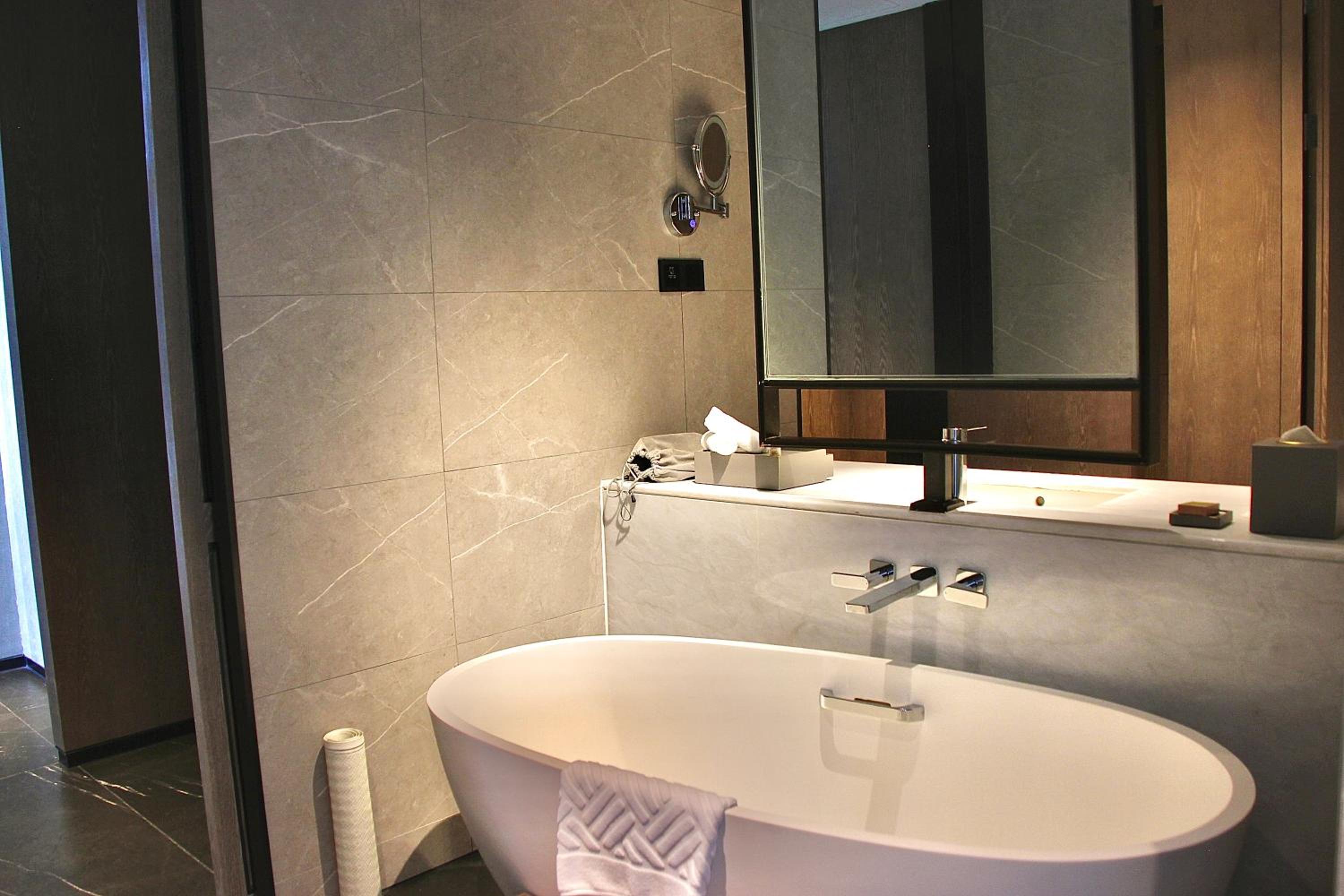 Premium King Room - Photo 6