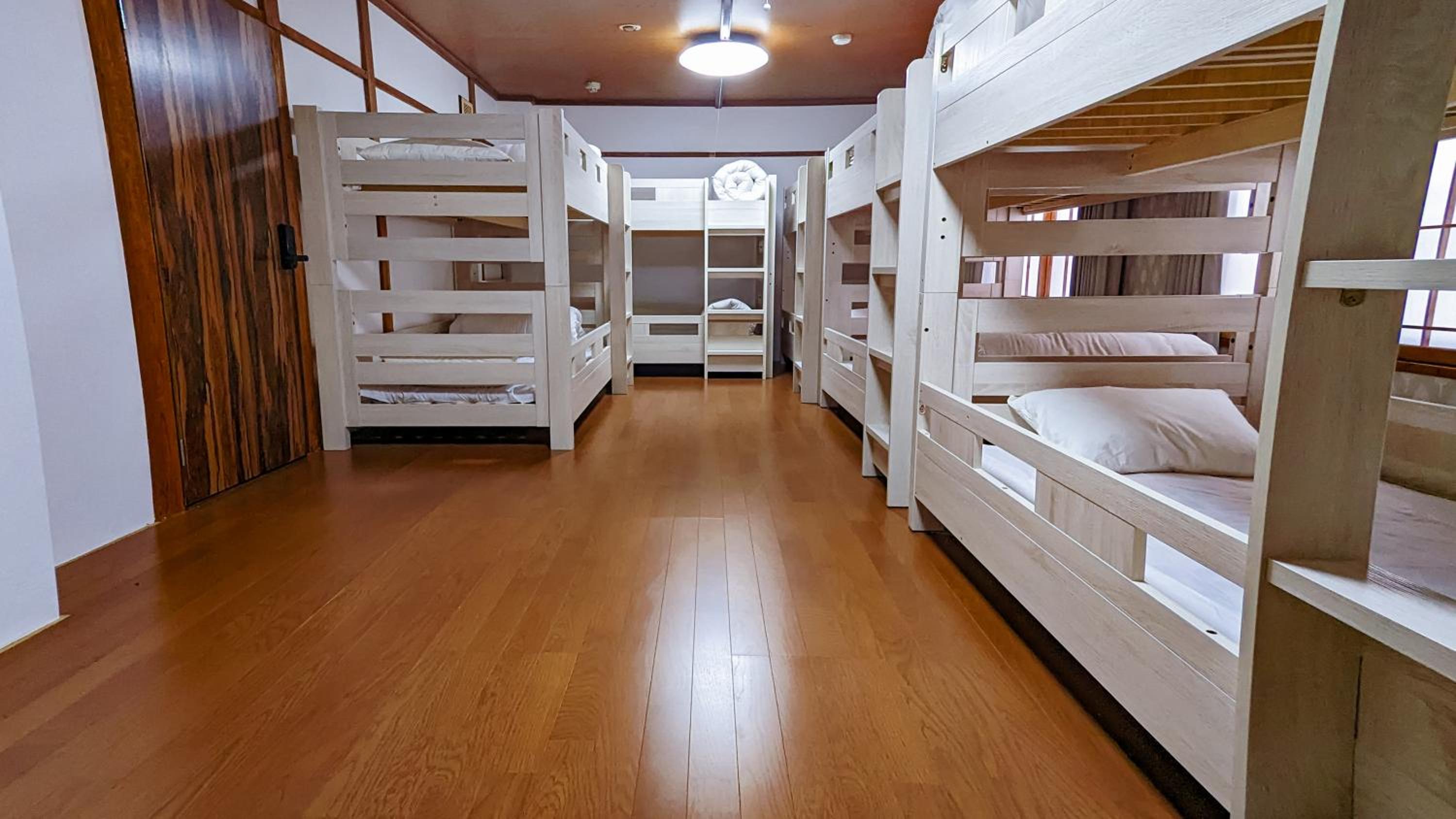 10-Bed Mixed Dormitory Room photo 3