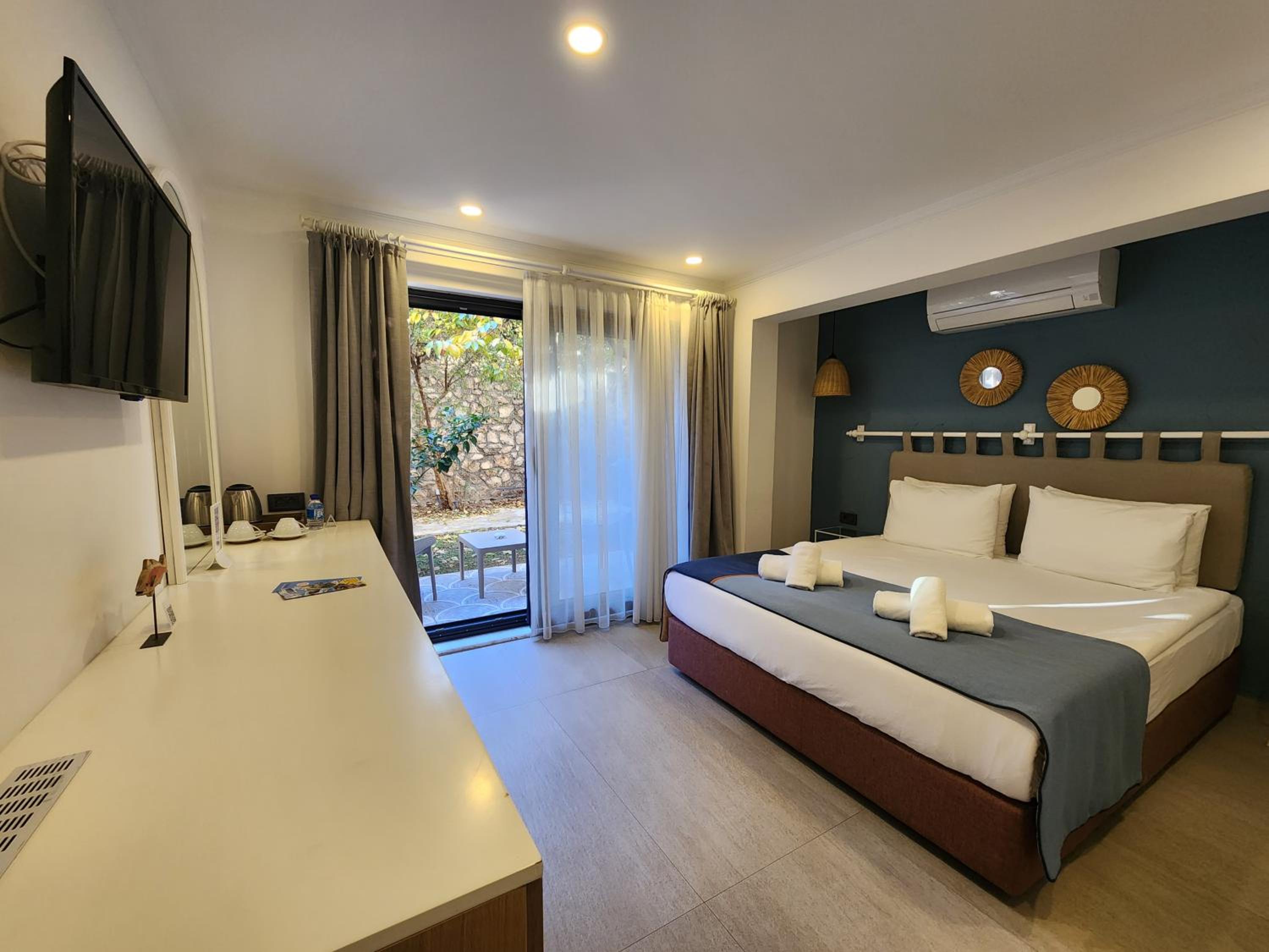 Double Room with Terrace thumbnail 6