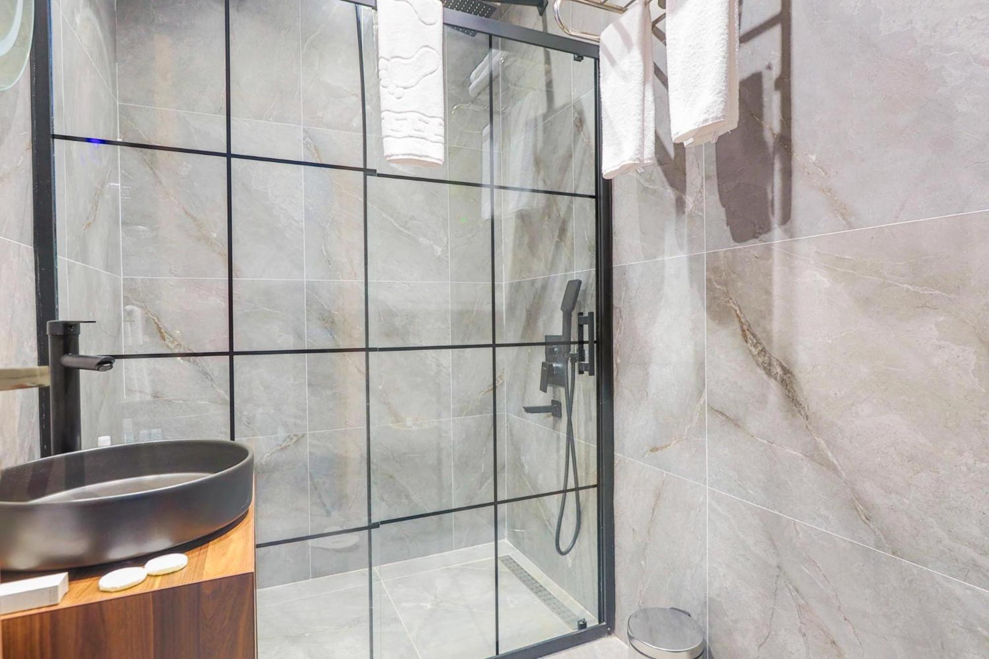Deluxe Suite with Spa Bath photo 3