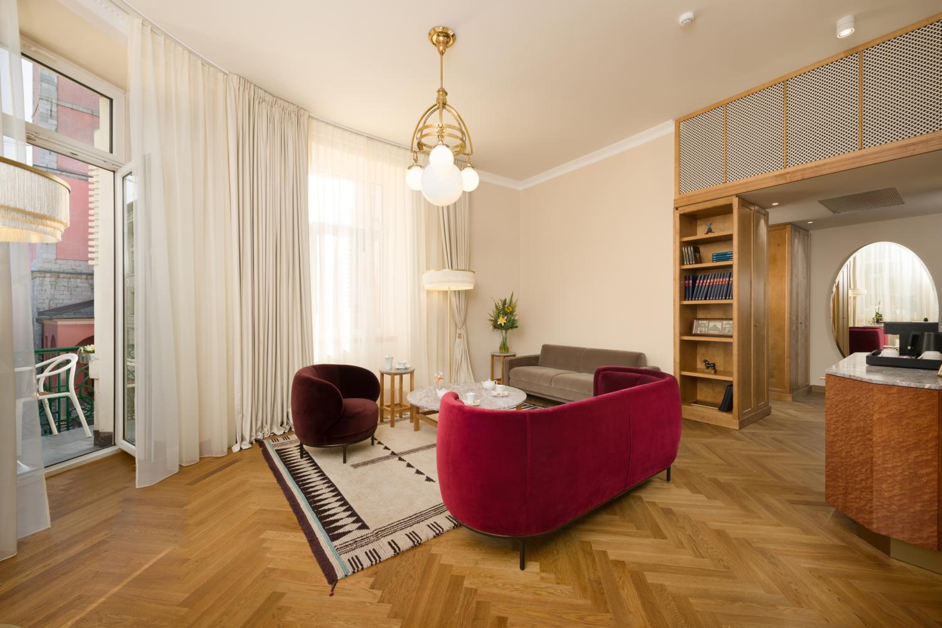 Grand Corner Suite - Photo 4