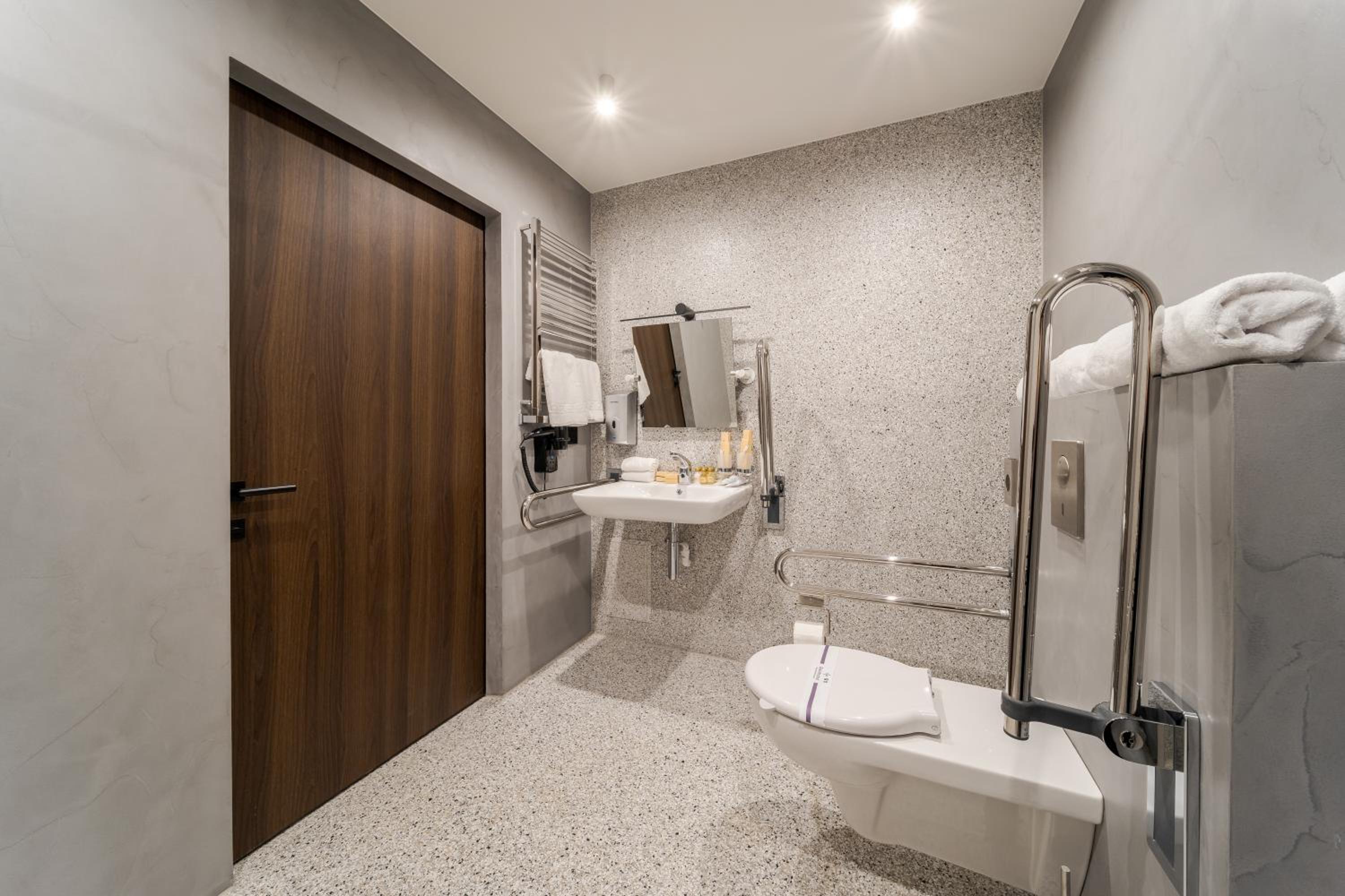Double Room - Disability Access photo 3