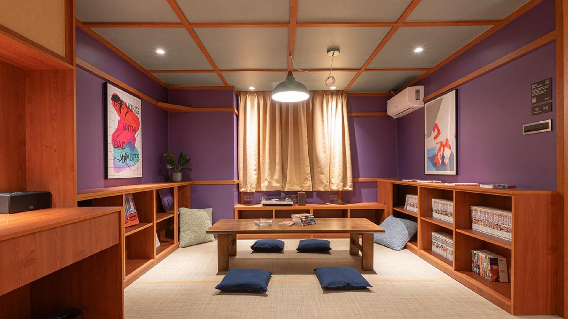 Deluxe Double Room with Comic Books photo 1