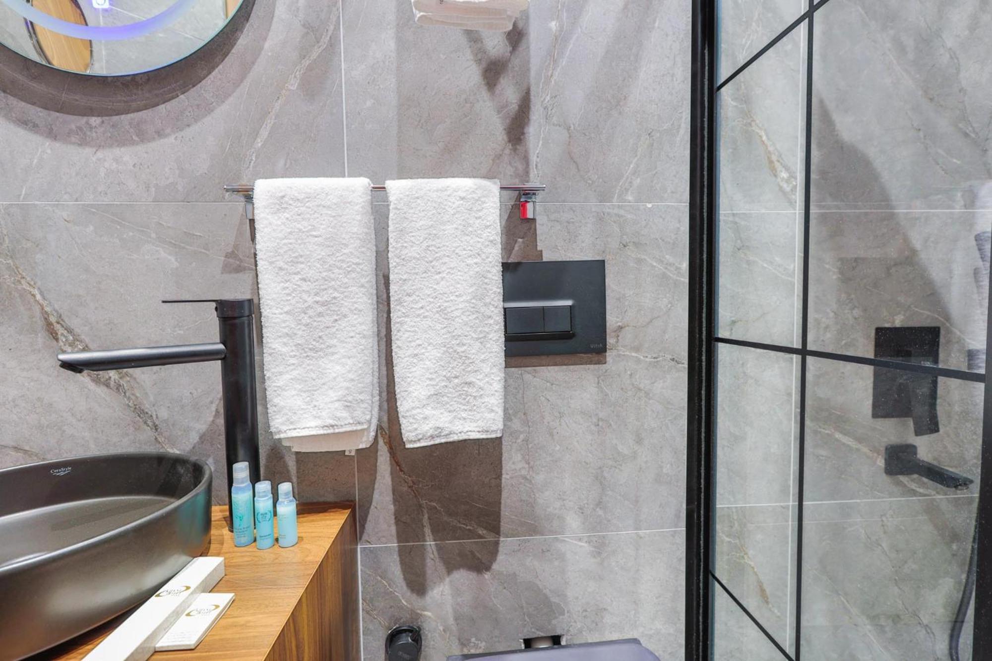 Deluxe Double Room with Balcony photo 3