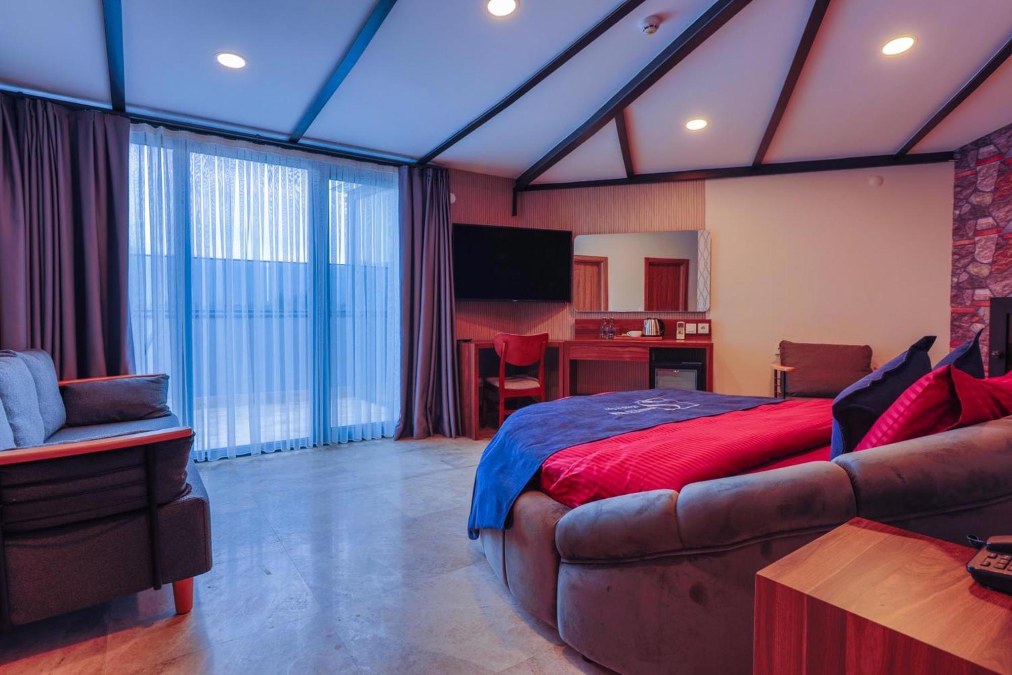 Deluxe Suite with Spa Bath photo 2