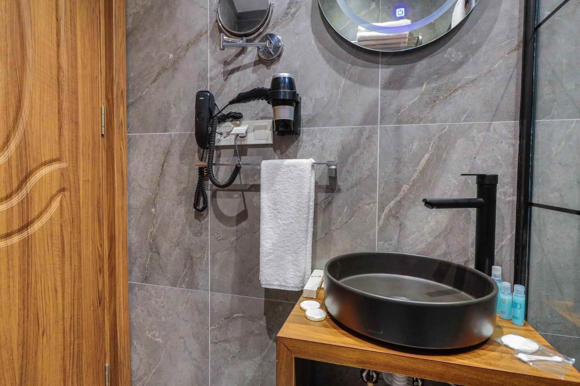 Deluxe Suite with Spa Bath photo 2