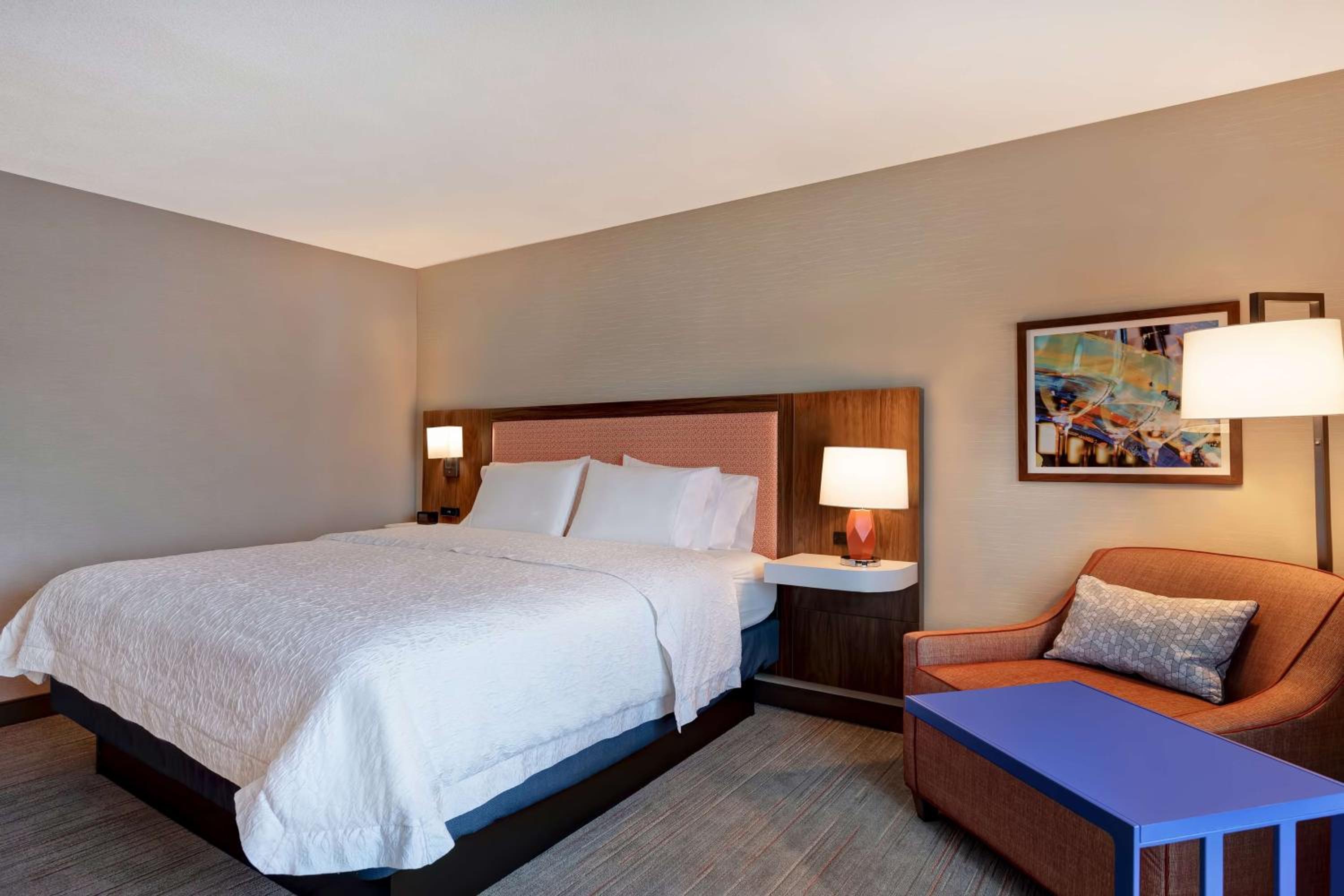 King Room with King Bed - Non-Smoking - Photo 2