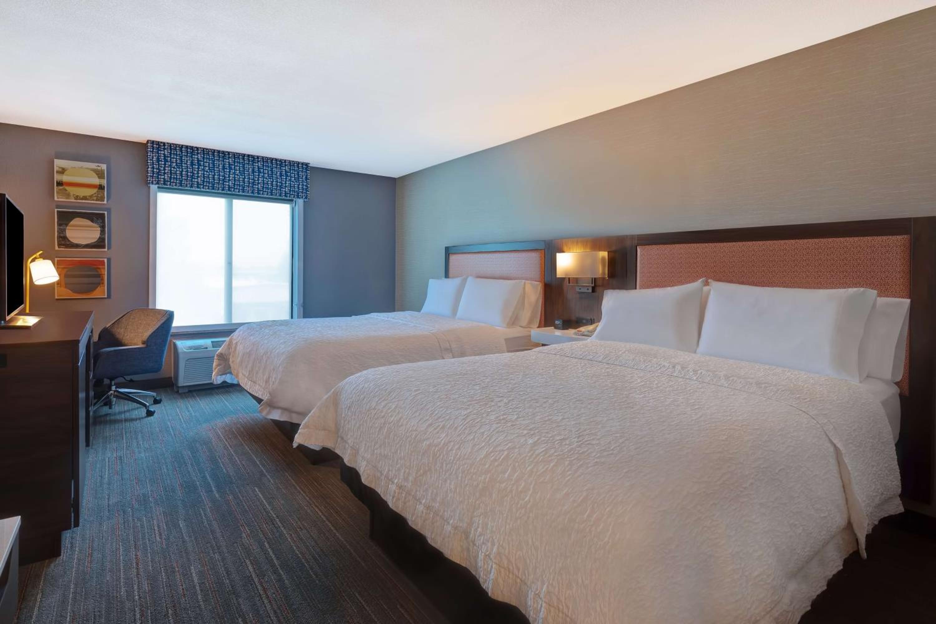 Room with Two Queen Beds - Non-Smoking - Photo 4