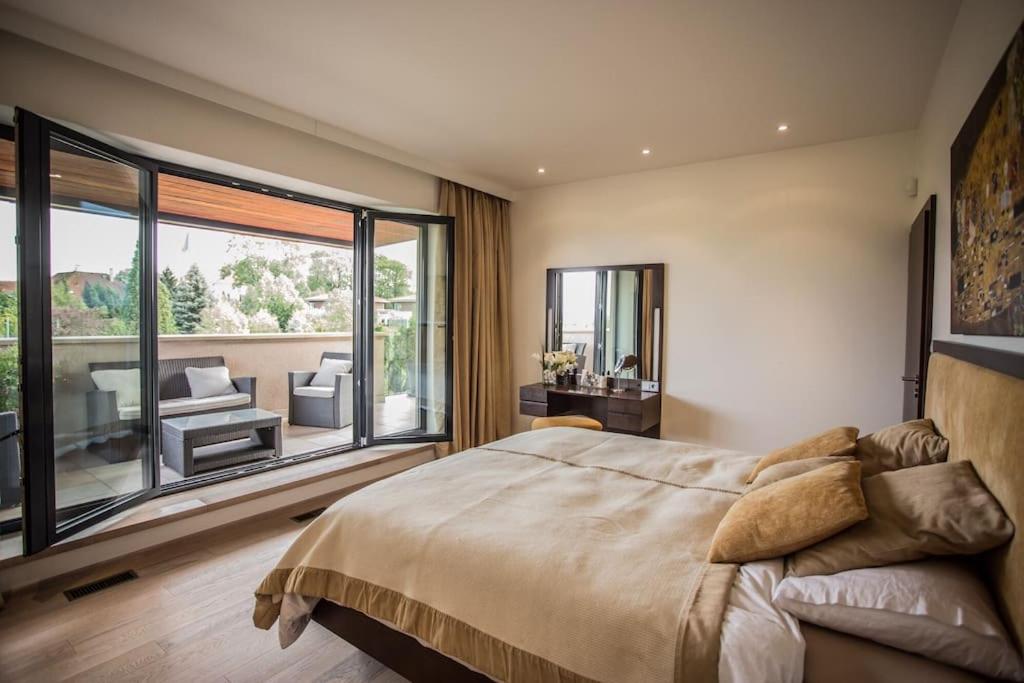 Villa photo 1