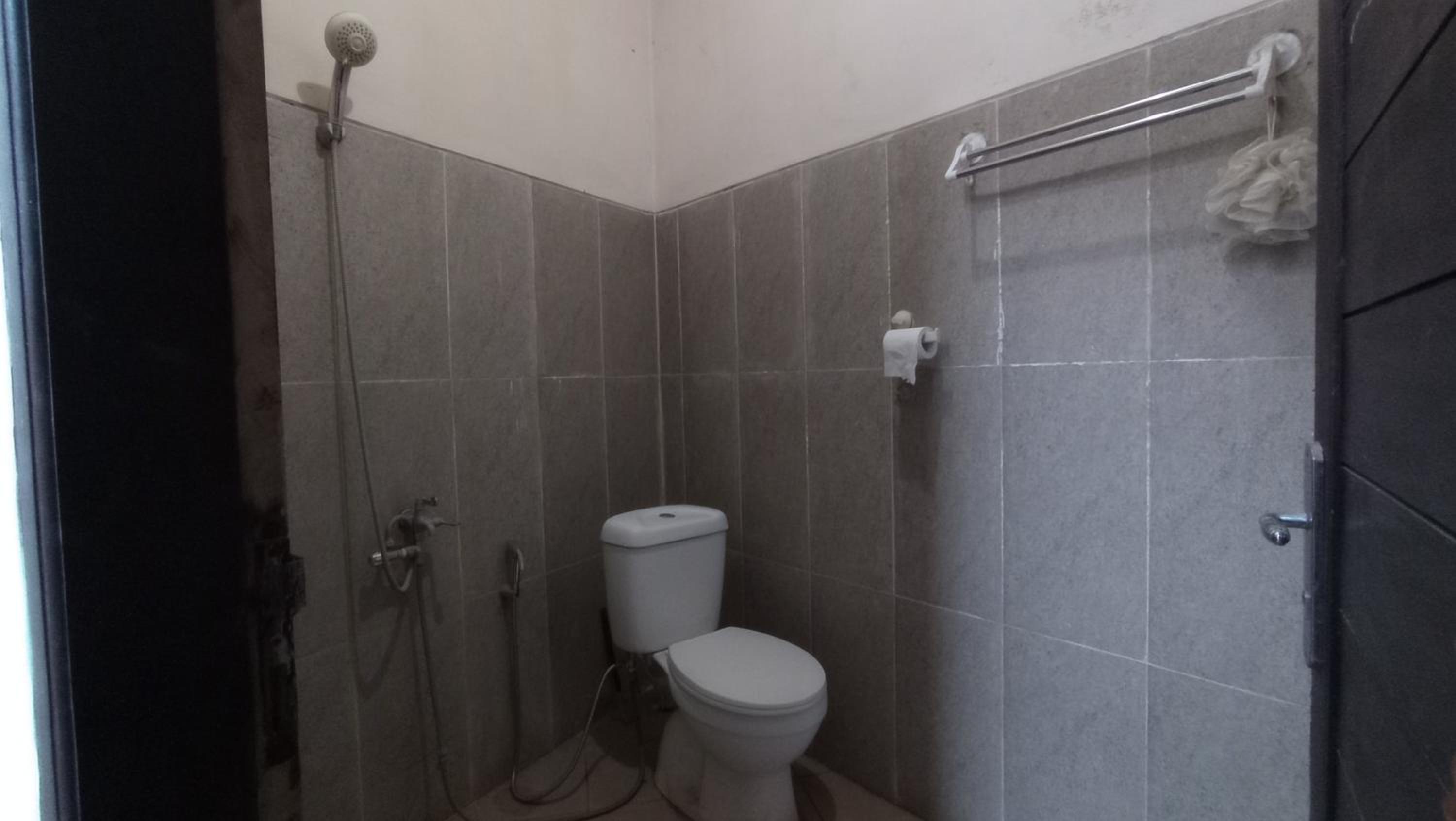 Single Room with Shared Shower and Toilet photo 2