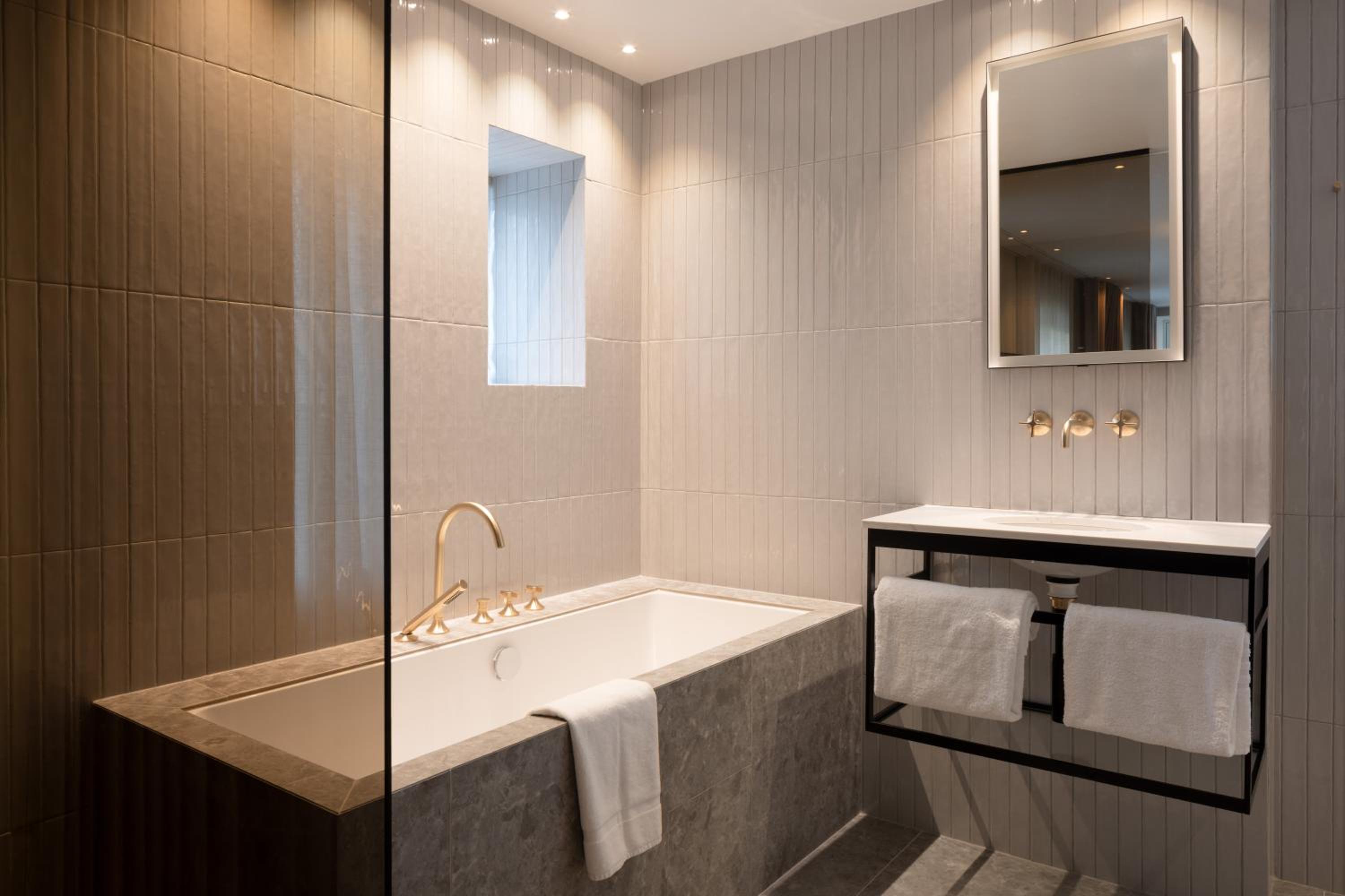 Signature Suite - Photo 16