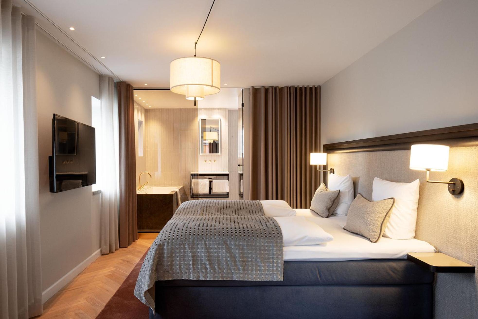 Signature Suite - Photo 6