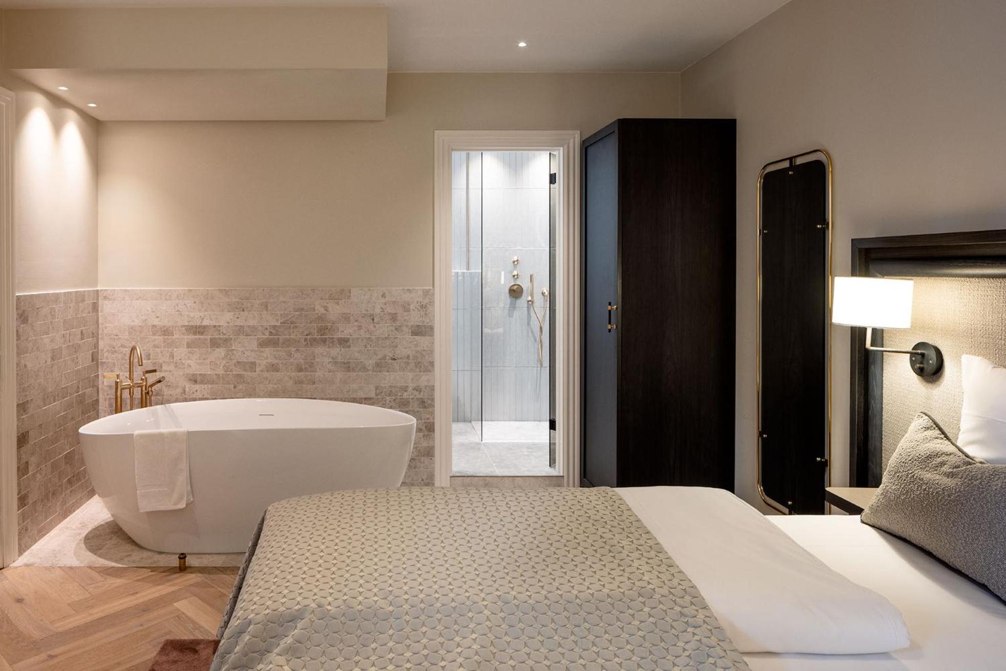Signature Suite - Photo 13