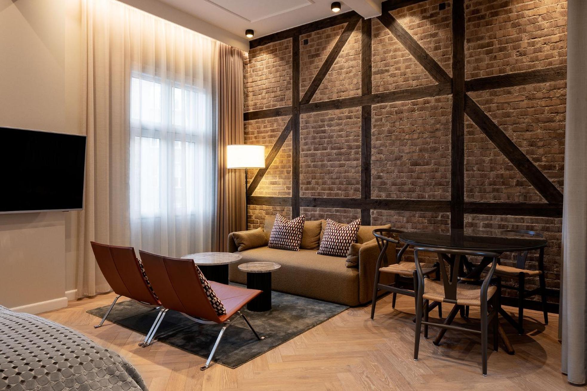 Signature Suite - Photo 3