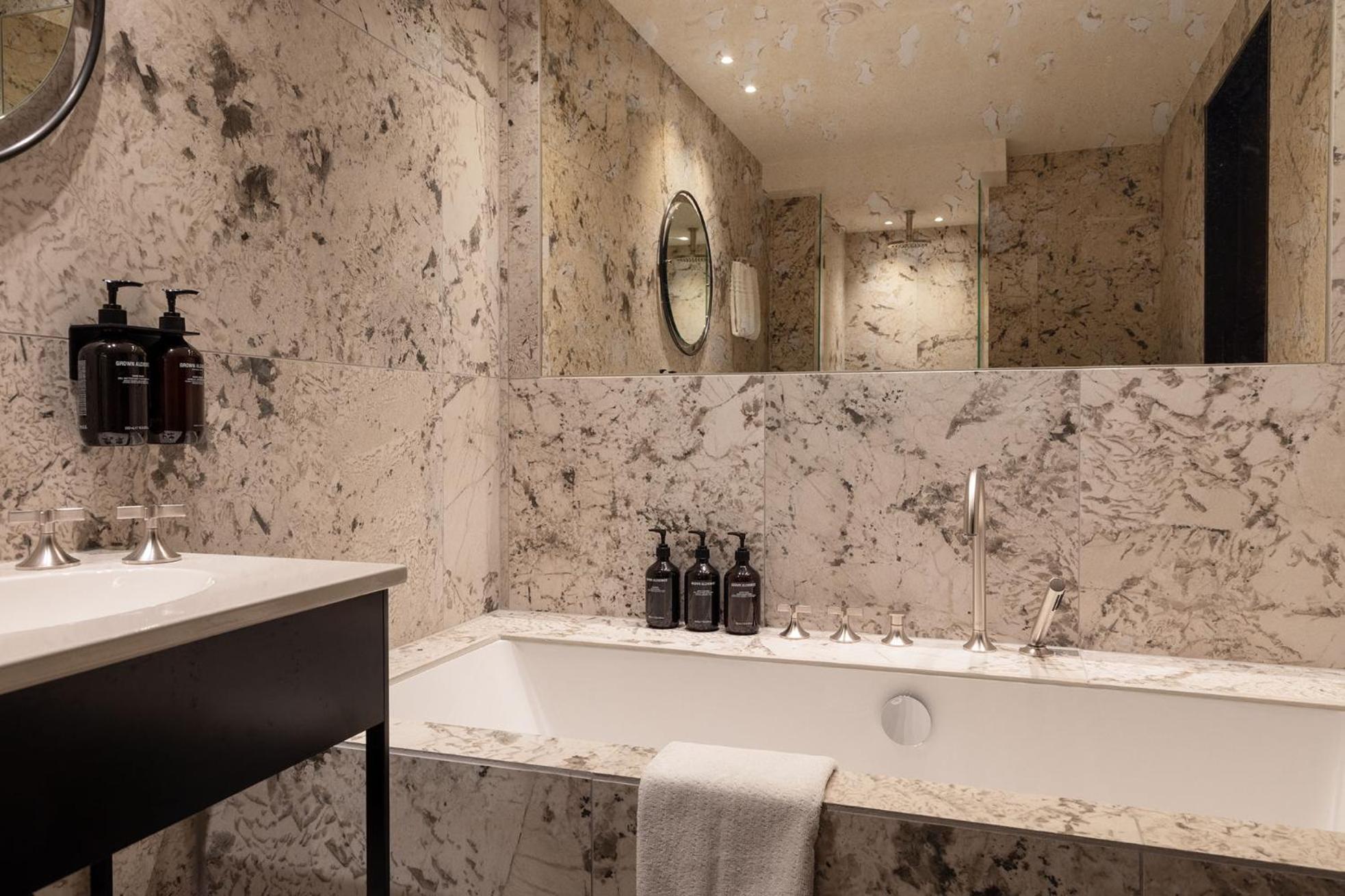 Deluxe Suite - Photo 15