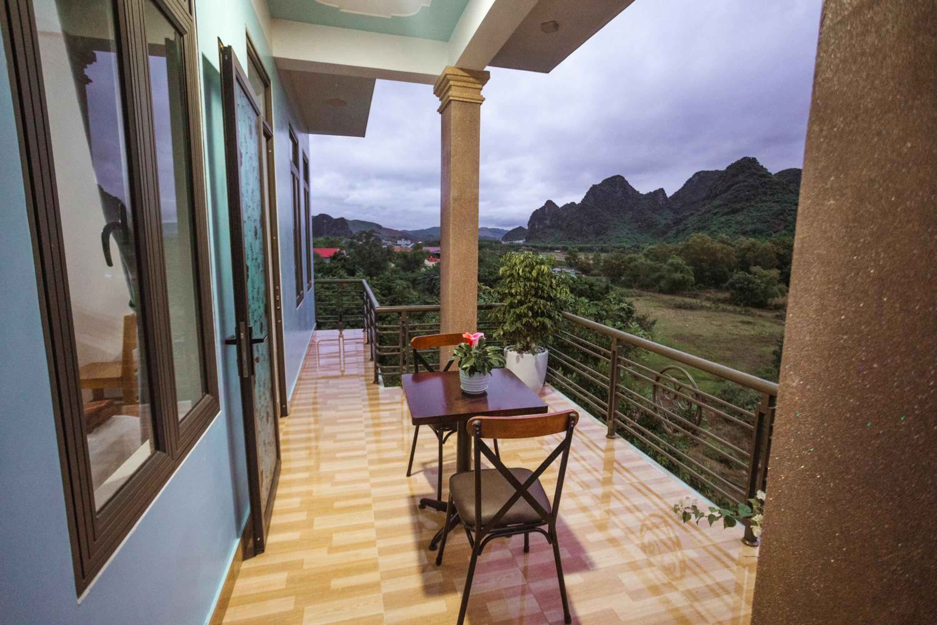 Family Room with Mountain View photo 3