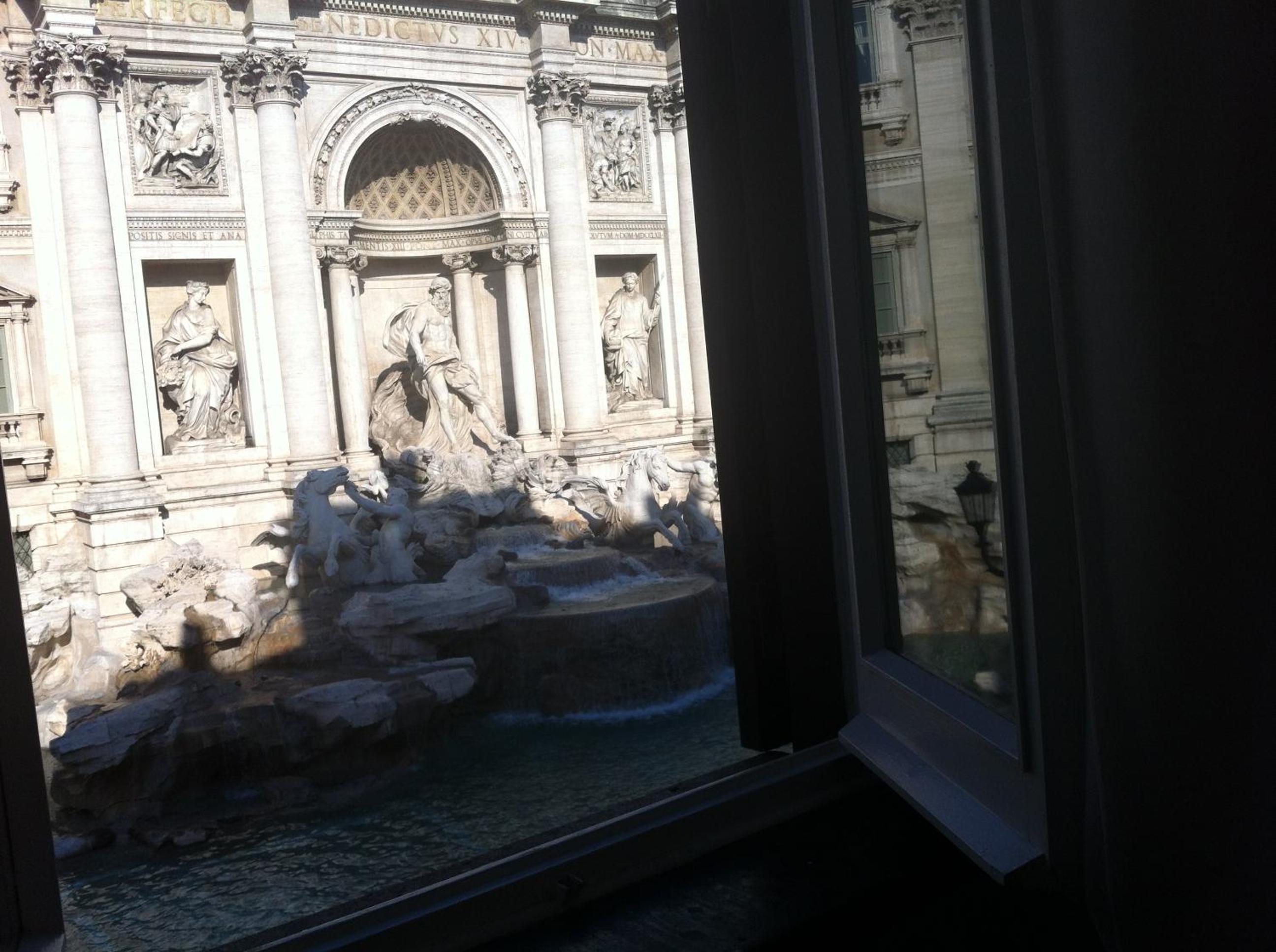 Double room with Trevi Fountain View photo 2