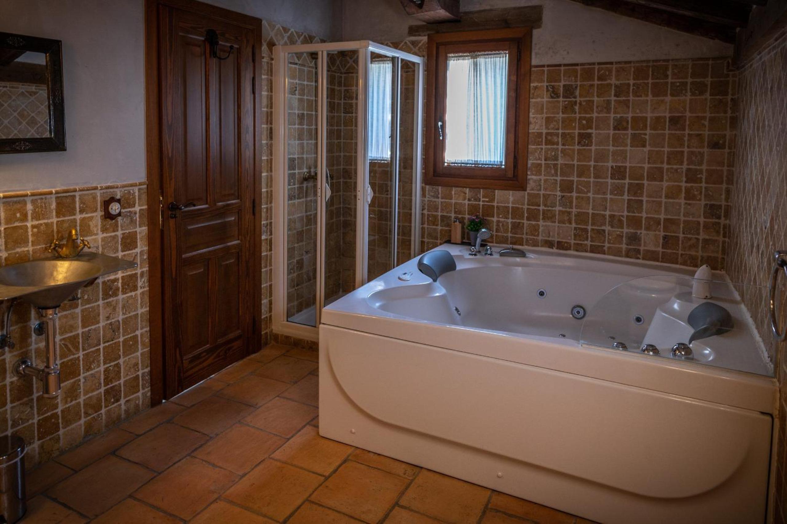 Deluxe Suite with Spa Bath - Photo 4