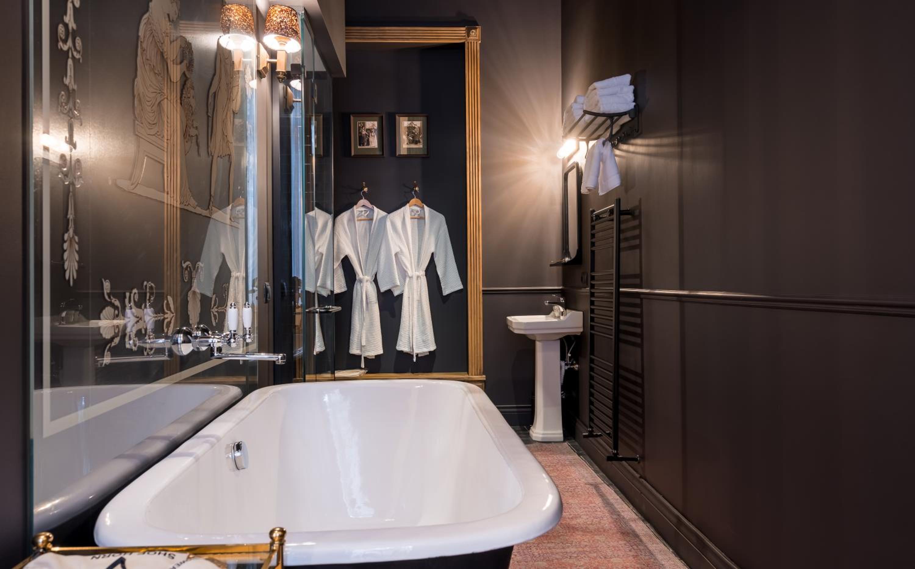 Deluxe Double Room with Bath - Photo 7