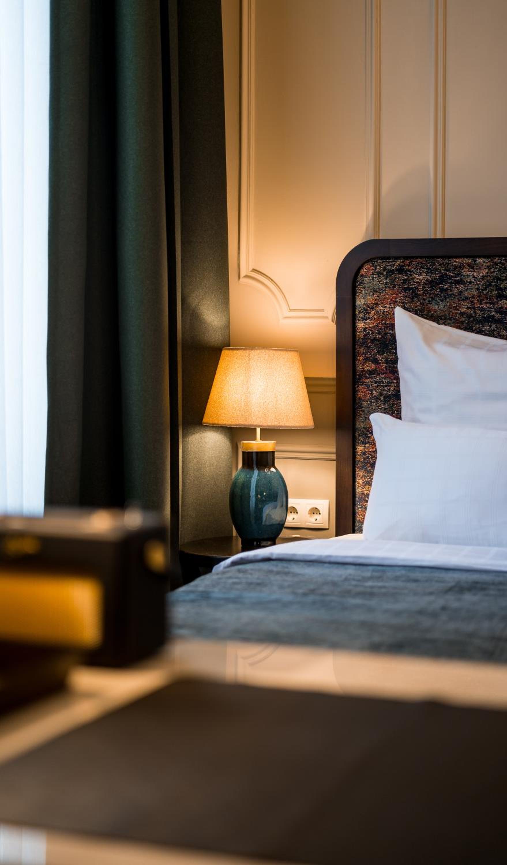 Deluxe Double Room with Bath - Photo 3